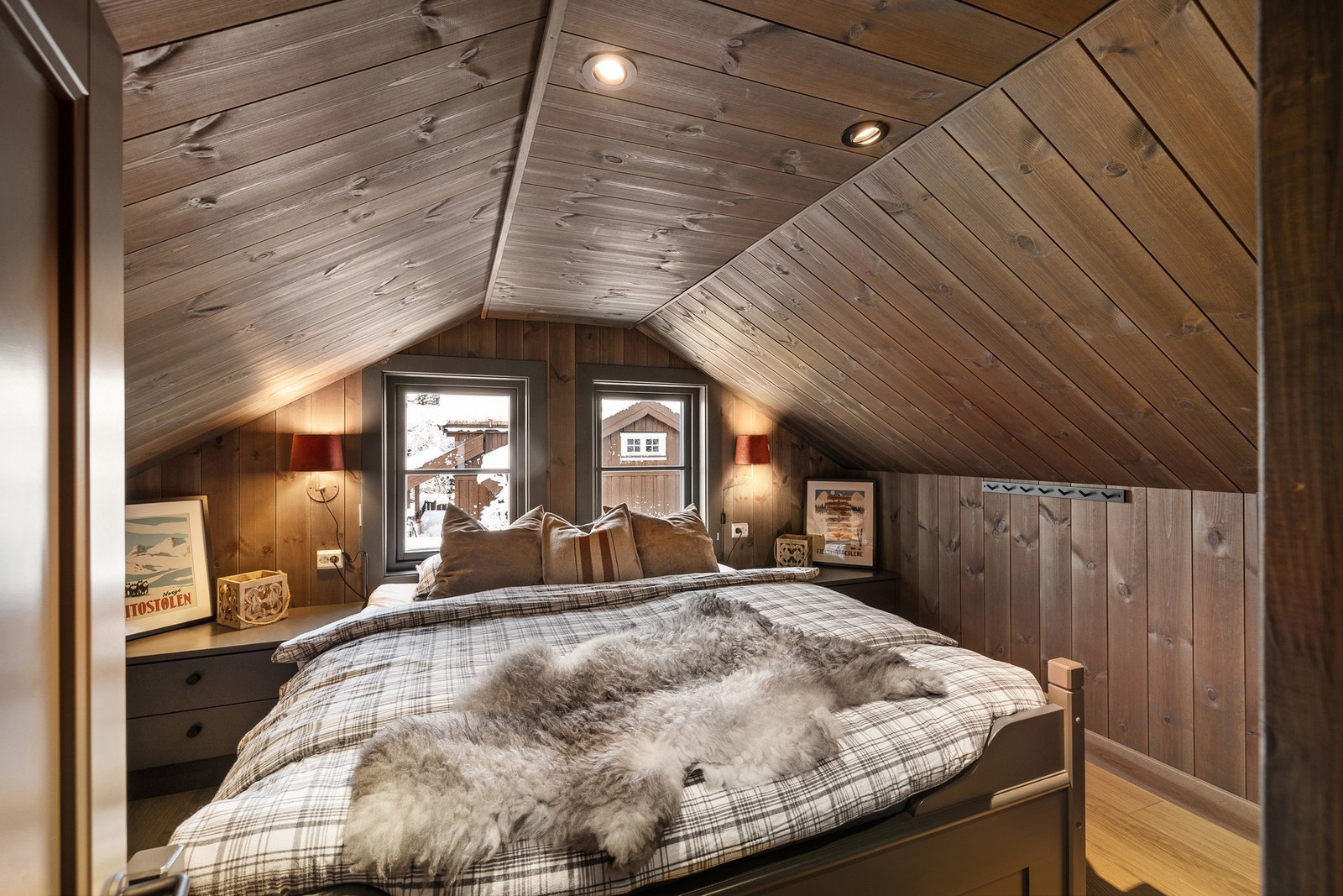 Det ene rommet har dobbeltseng og nattbord Galleribilde