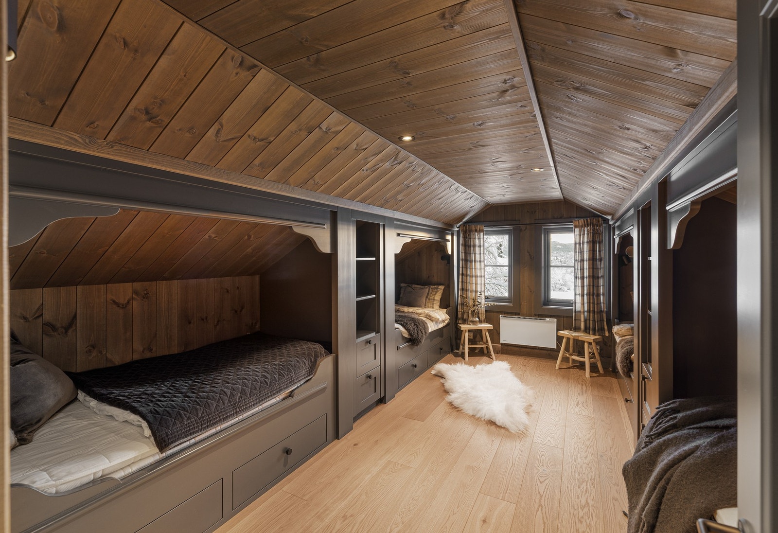 Det andre rommet har fire plassbygde senger med skuffer i sokkel. Mellom sengene er det hyller og skuffer Galleribilde