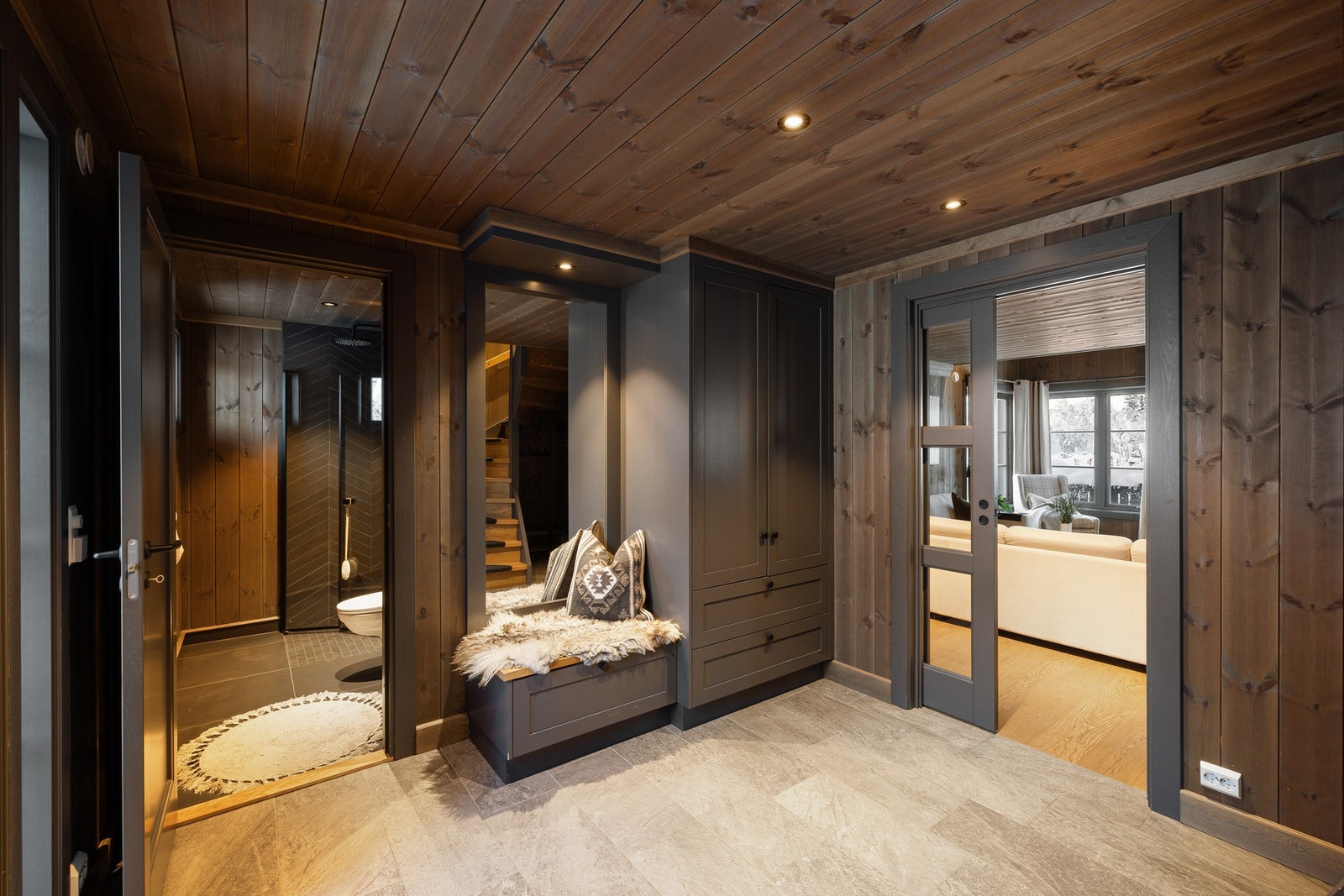 Mellom entré og stue er det skyvedør med glass. Dette er svært plassbesparende og man slipper godt med lys gjennom Galleribilde