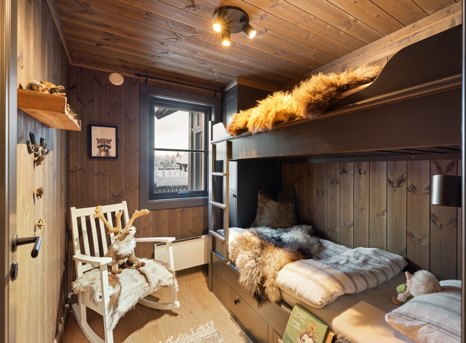 Soverom 3 har køyeseng med skuffer i sokkel samt garderobeskap på siden Galleribilde