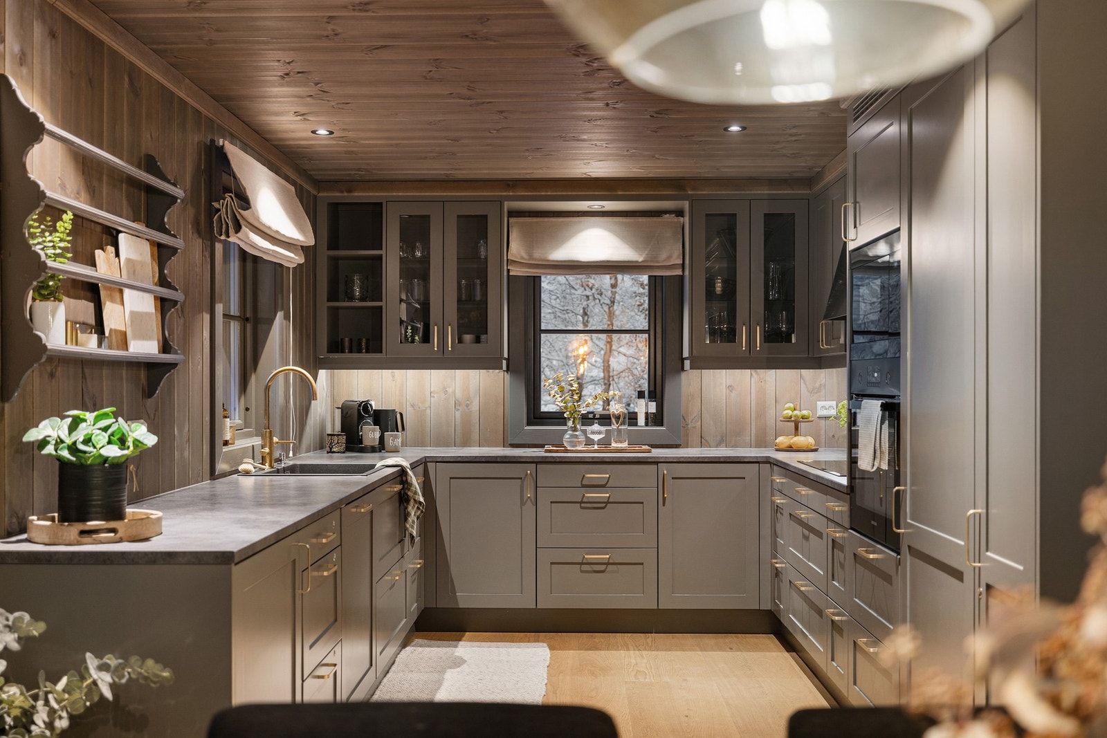 Innredningen er i heltre, malt i en fin grå farge med kobberfarget håndtak Galleribilde