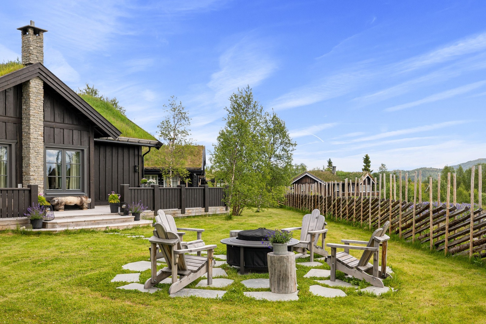 Inn- og utvendige bilder samt dronebilder er tatt av selger selv Galleribilde