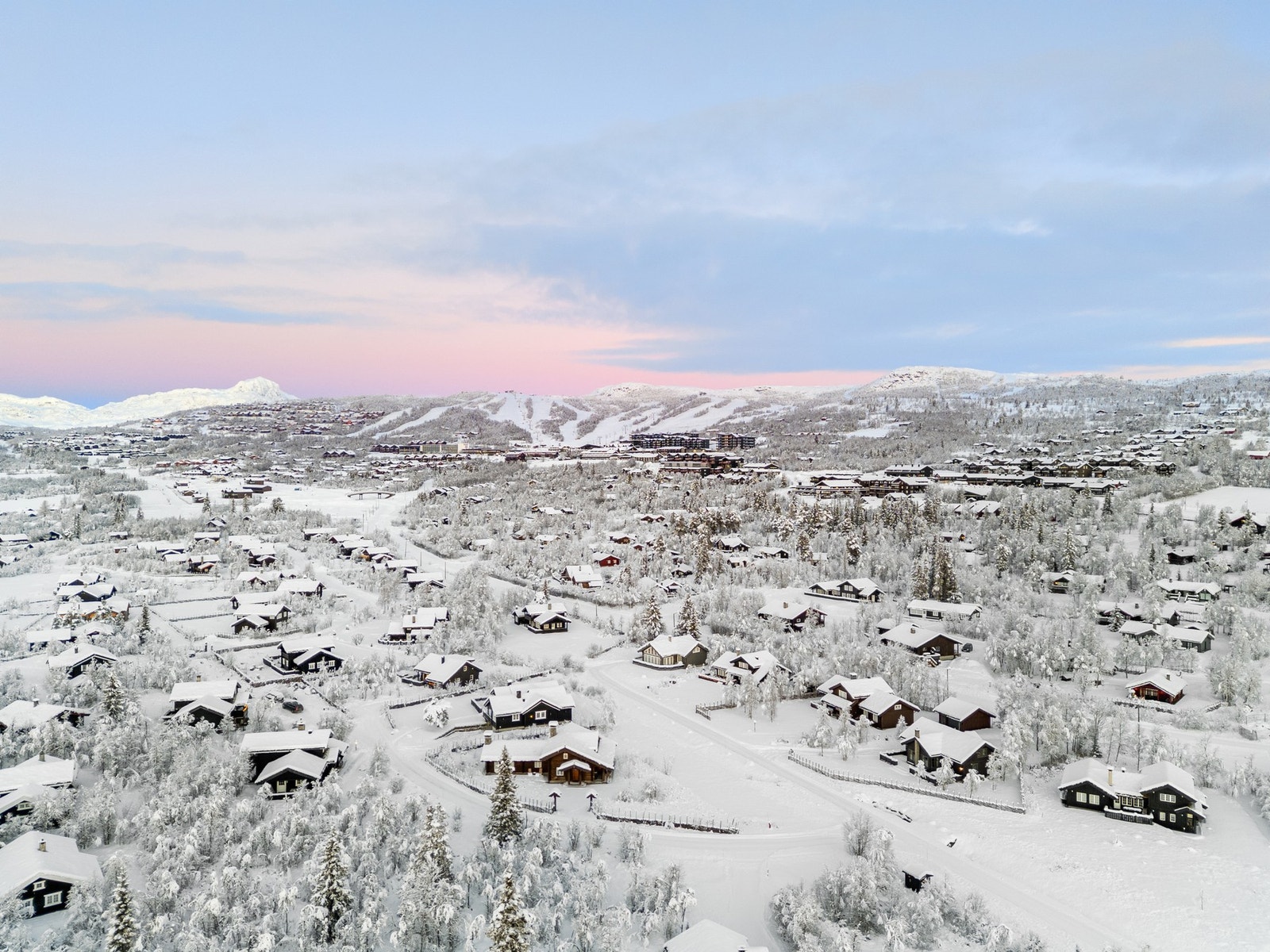 Beitostølen er den komplette og urbane fjelldestinasjonen. Det som gjør Beitostølen så spesiell er nærheten til fjellet og den intime atmosfæren - alpinbakker, langrennsløyper, restauranter, puber, butikker og andre severdigheter samlet på ett sted. Beito Galleribilde