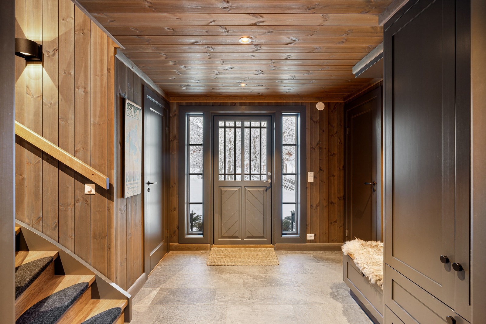 Entréen har plassbygd garderobeskap og sittebenk med skuff. Ytterdøren har glassfelt samt glassfelt på hver side Galleribilde