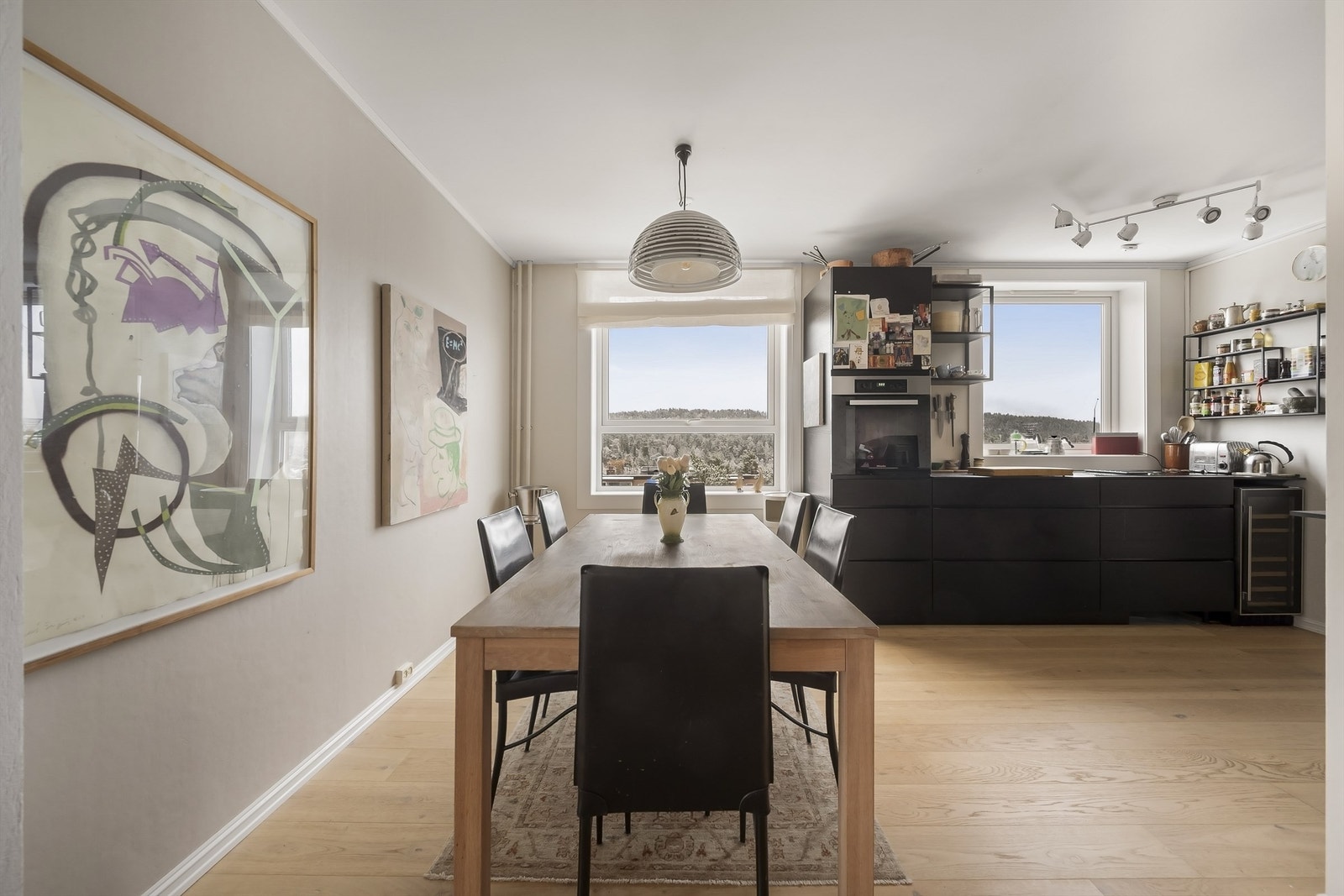 Kjøkkenet har god plass til et større spisebord, godt plassert midt i mellom stue og kjøkken. Galleribilde