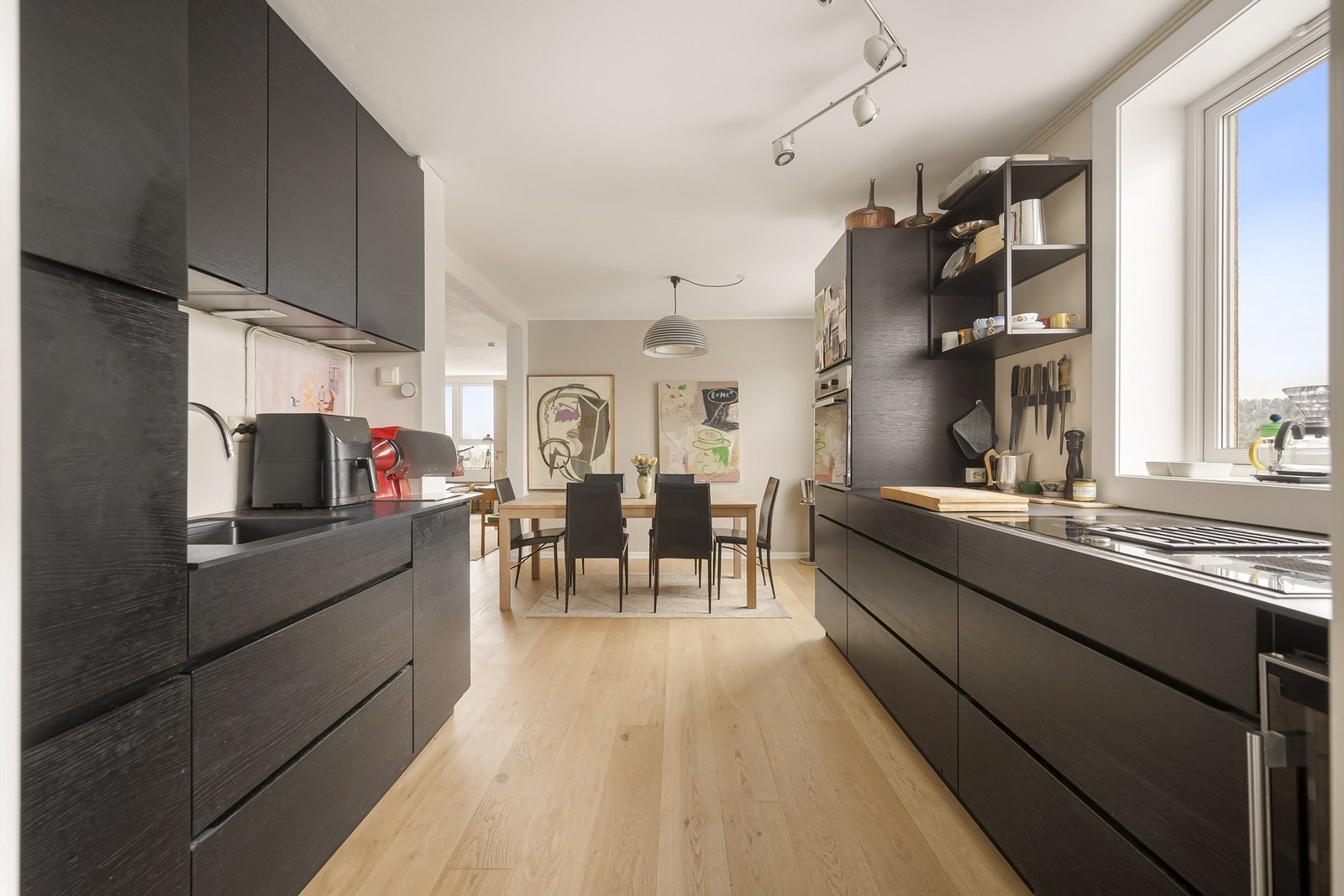 Moderne kjøkkeninnredning fra 2018. Galleribilde