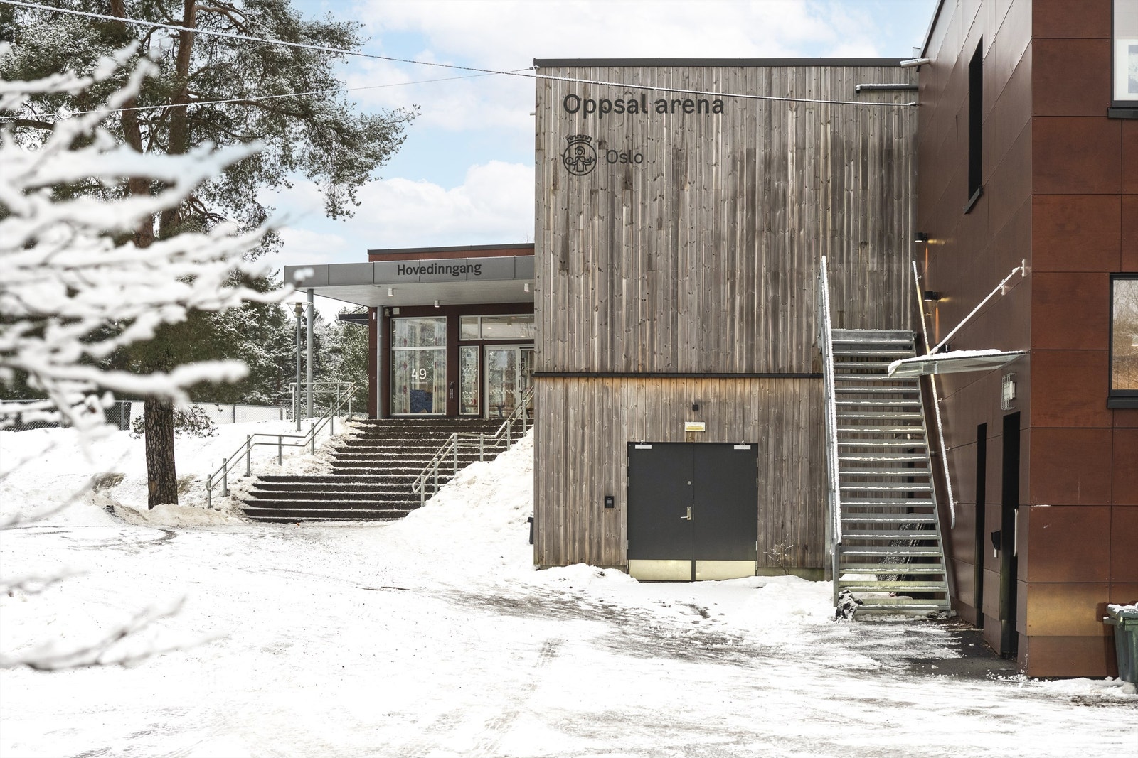 Oppsal arena med sine idrettsfasiliteter ligger noen hundre meter unna. Galleribilde