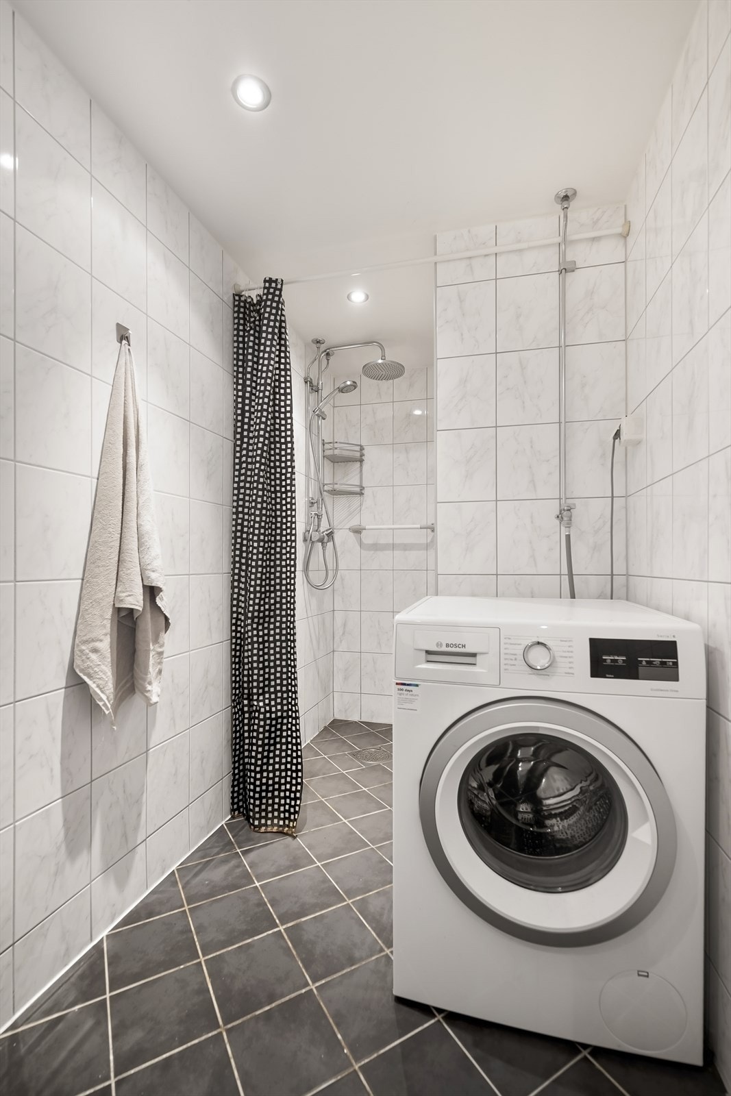 Opplegg til vaskemaskin (maskinen på bildet medfølger). Galleribilde