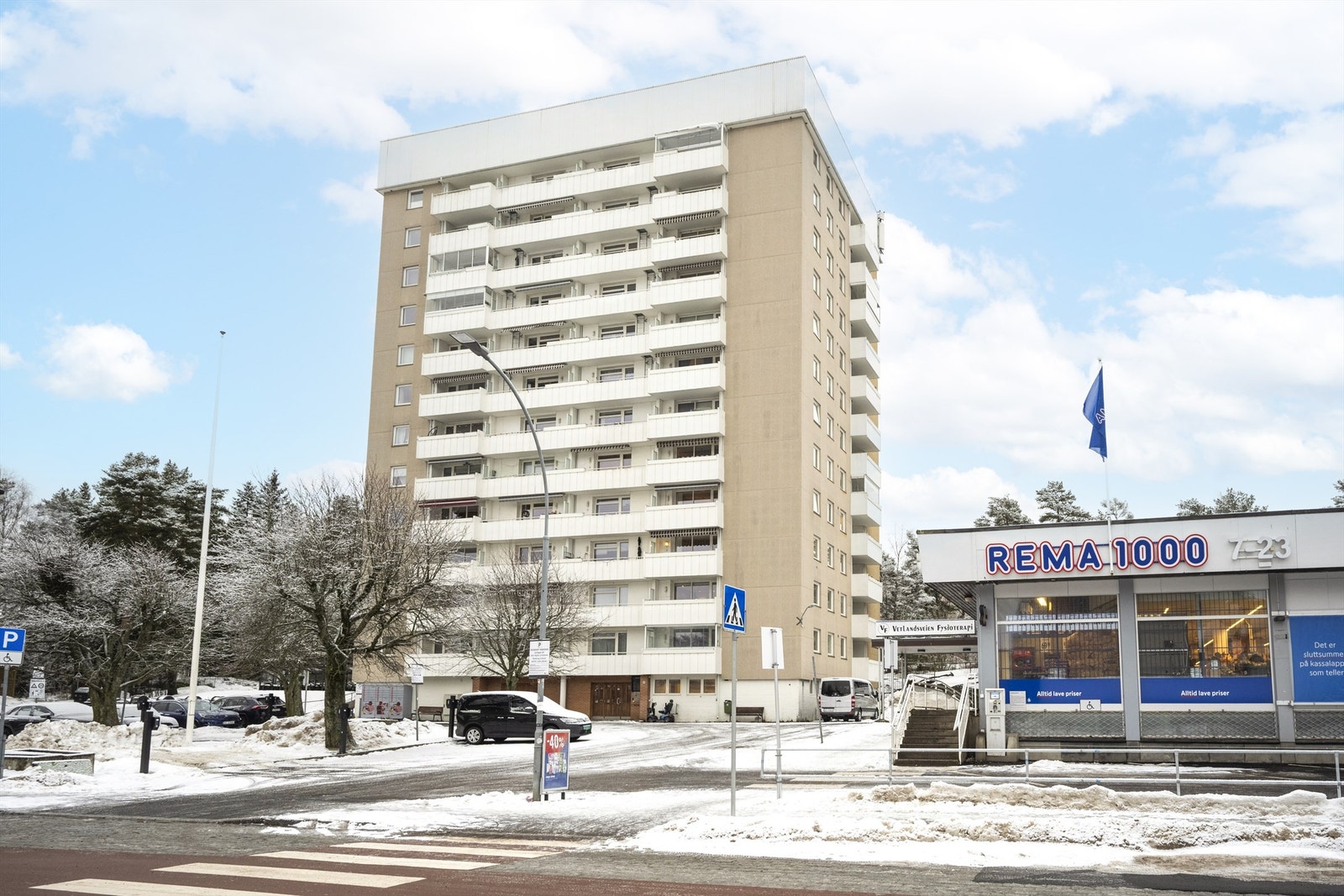 Blokkens fasade. Kjempepraktisk med Rema 1000 rett ved! Galleribilde