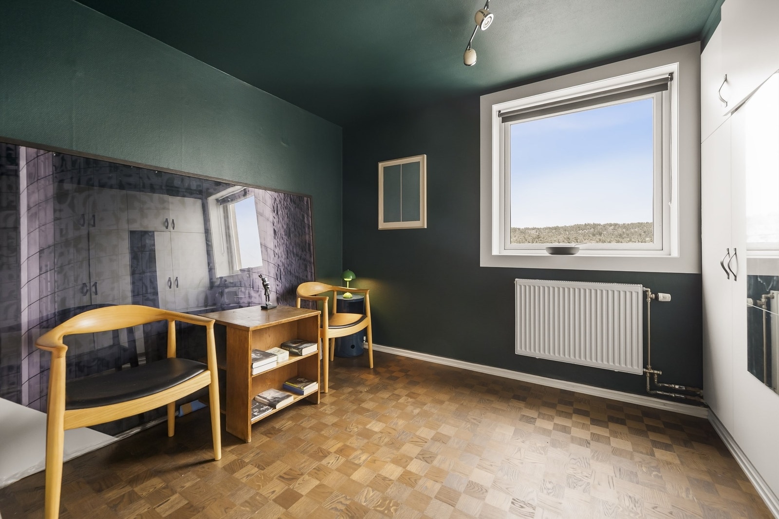 Vindu mot øst og utsyn mot tretoppene i Østmarka. Galleribilde