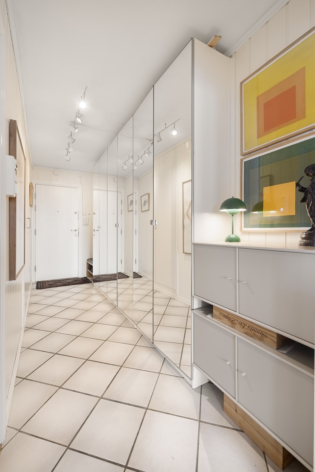 Større garderobeløsning i gangen. Galleribilde