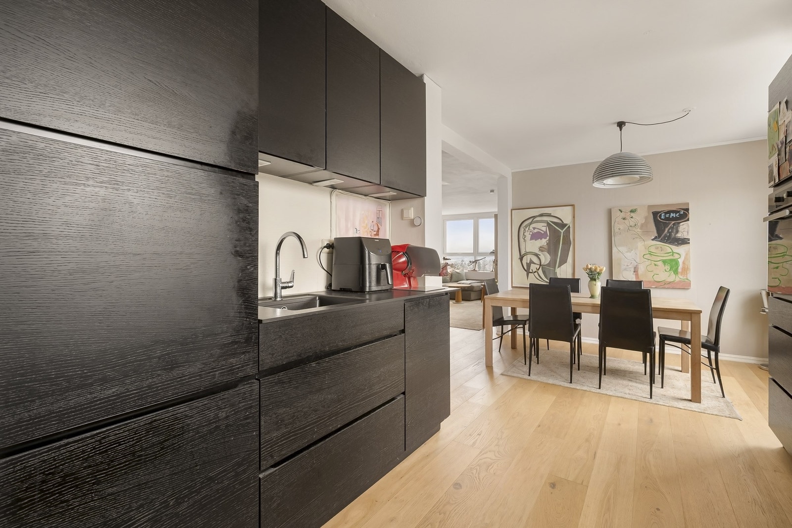 Det er godt med både skap- og benkeplass på kjøkkenet. Galleribilde