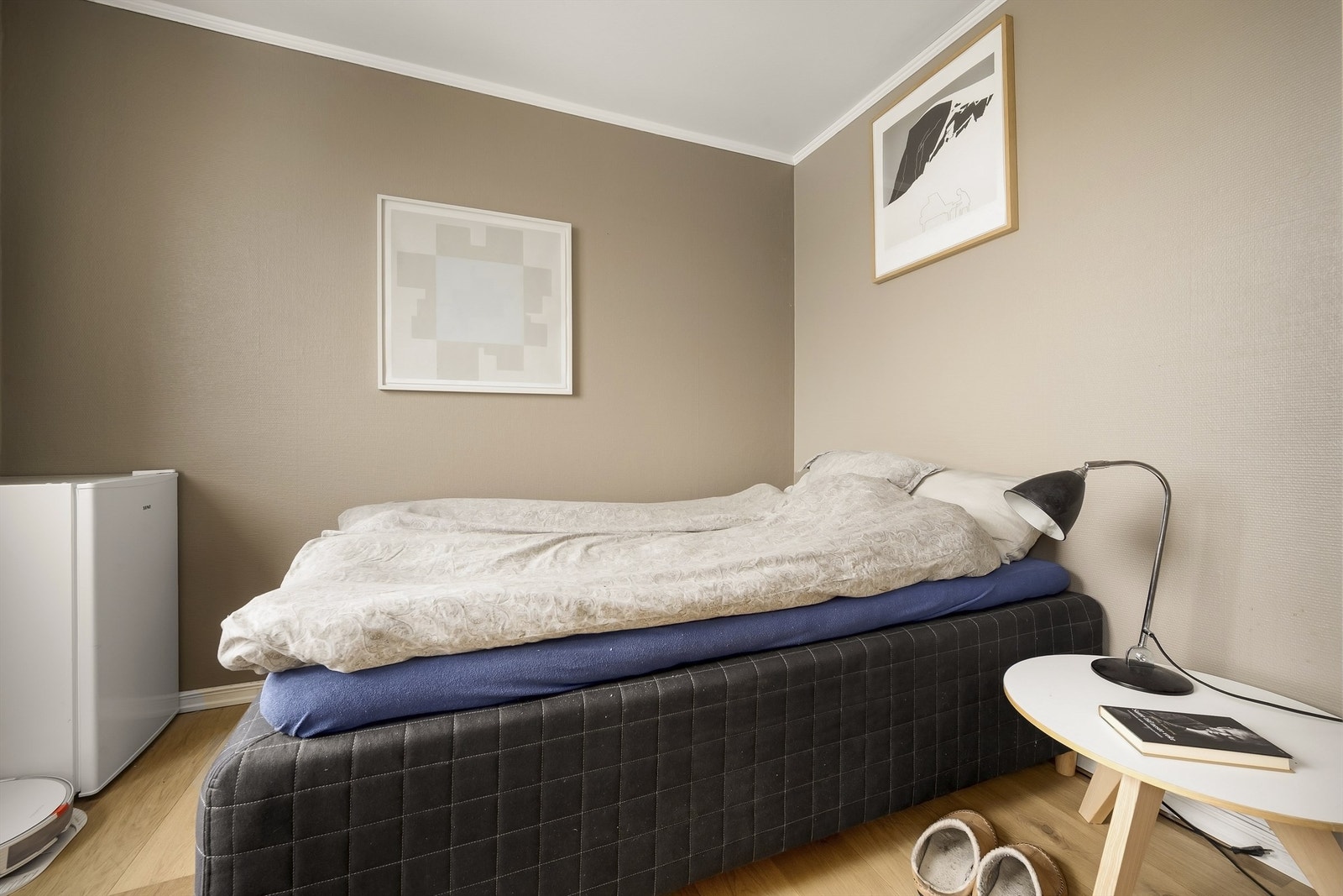 Rommet har plass til en større seng og tilhørende møblement. Galleribilde