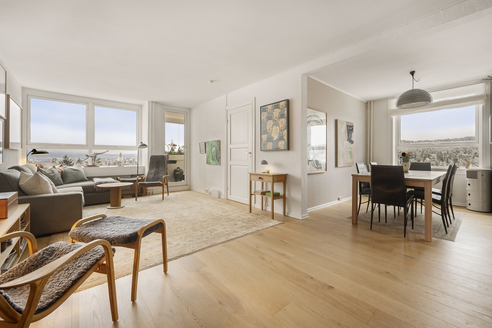 Store vindusflater både mot nord og øst sørger for flotte lysforhold i leiligheten. Galleribilde