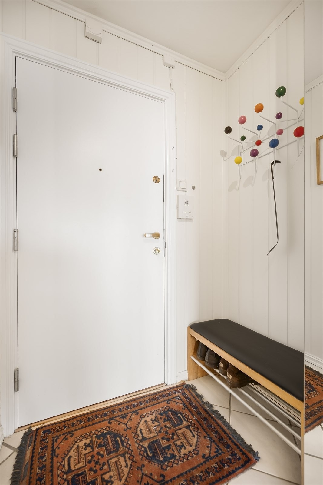 Og plass til enkel oppheng ved inngagsdør. Galleribilde