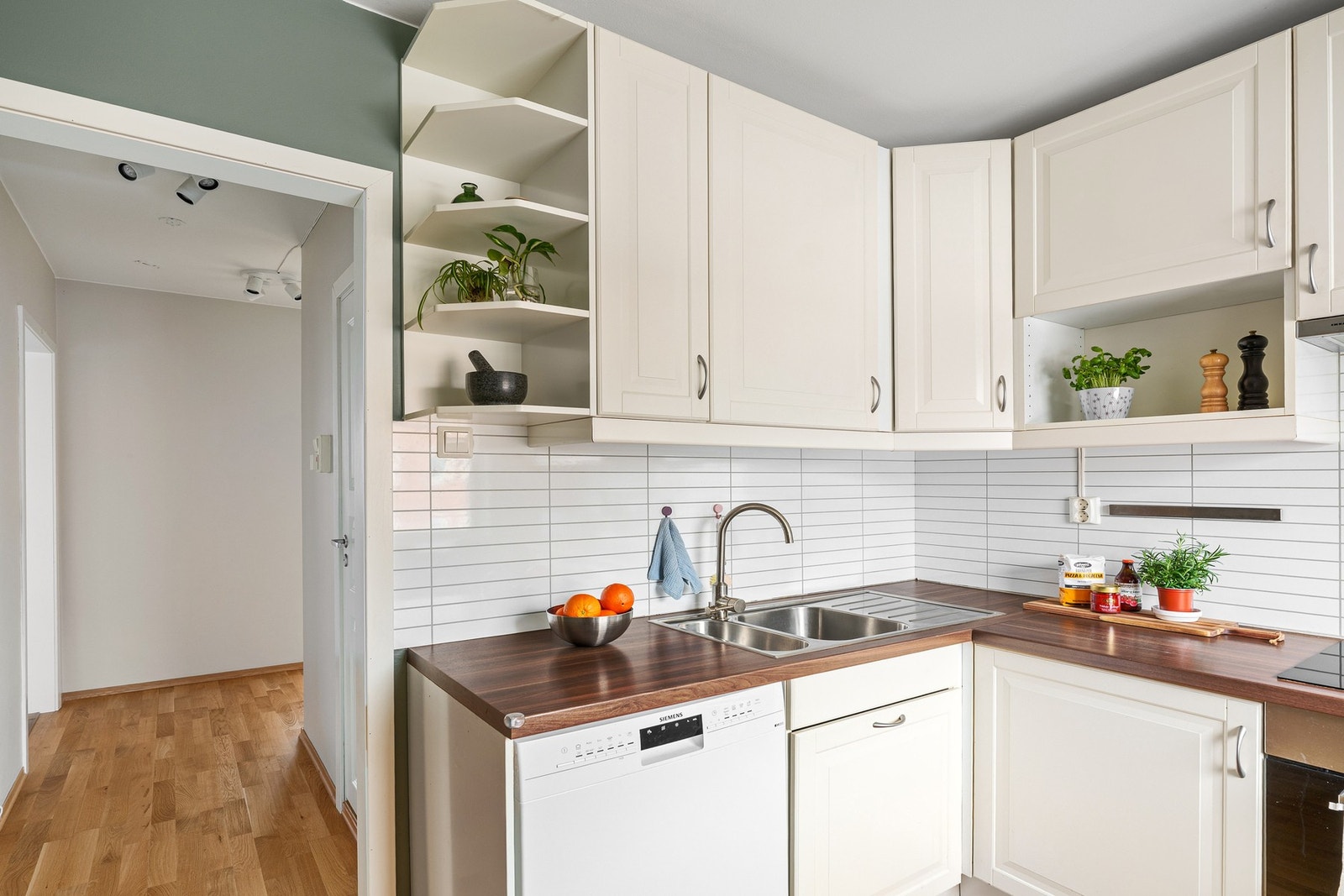 Hold orden og oversikt med denne hylleløsningen, perfekt for enkel tilgang til favorittkrydderet, kaffen eller teen. Galleribilde