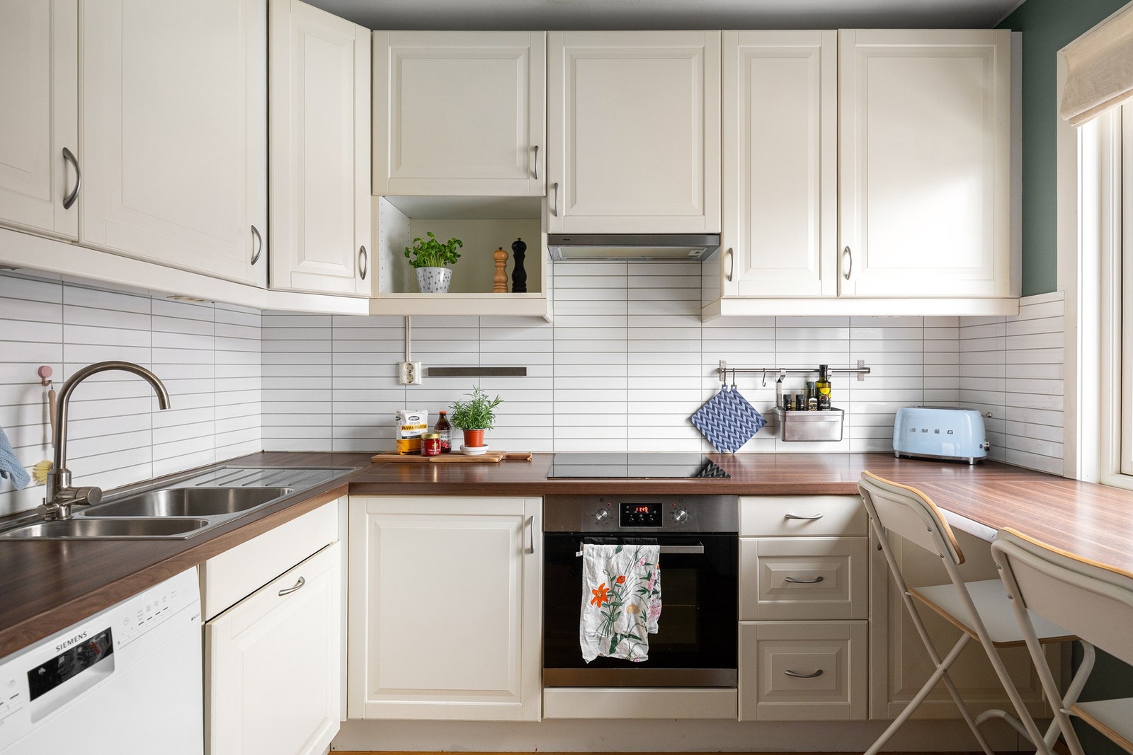 Rikelig med skap og benkeplass gir god oversikt og funksjonalitet for både hverdagsmat og større måltider. Galleribilde