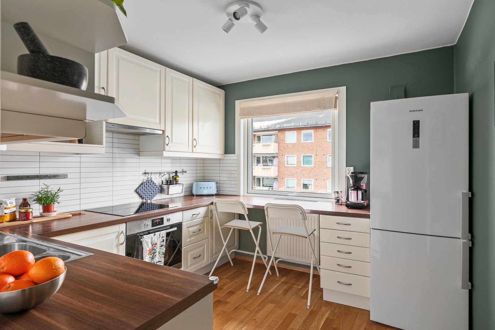 Kjøkkenet ligger i separat rom, som gir et naturlig skille mellom matlaging og oppholdsrom. Galleribilde