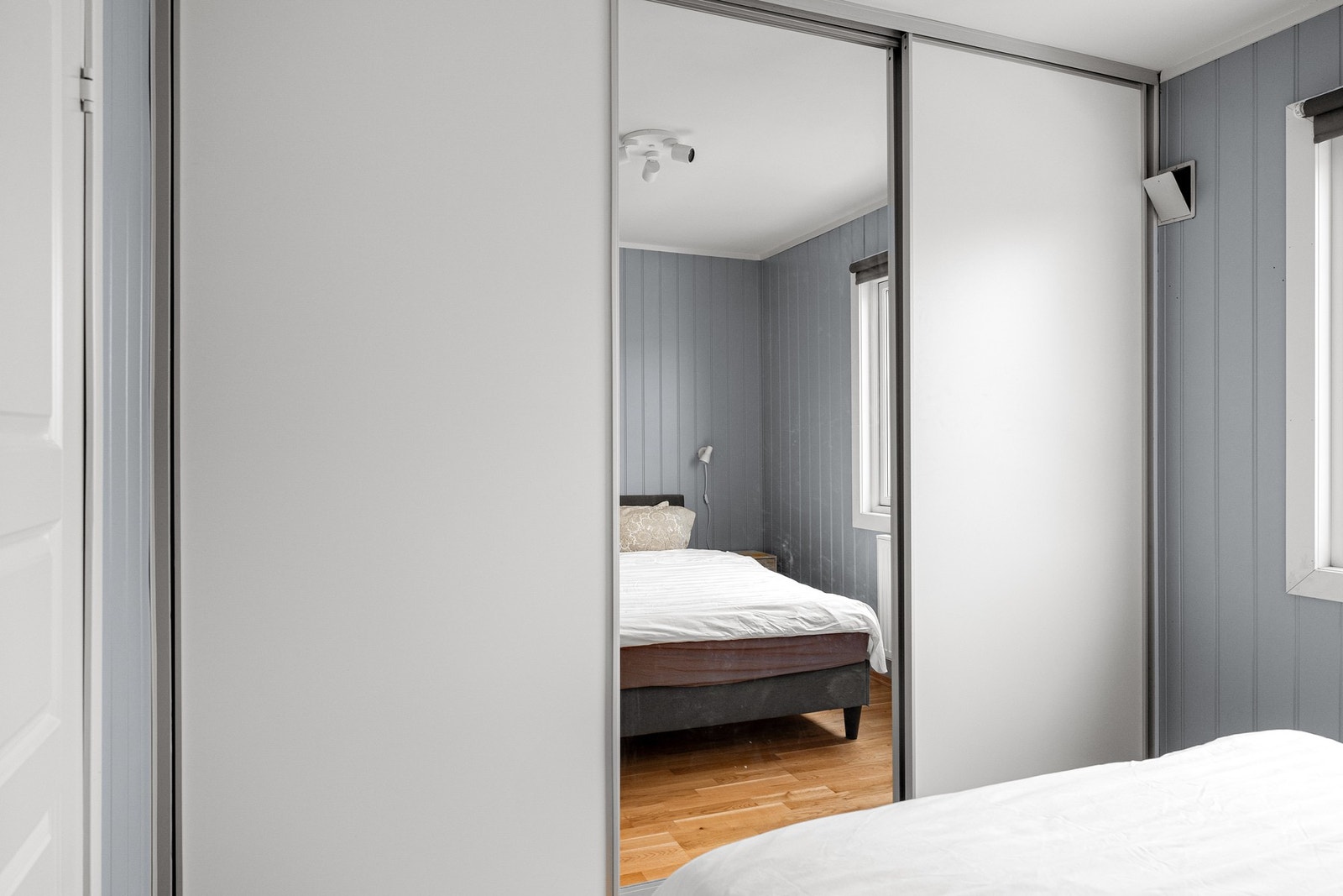 Her er det godt med oppbevaringsplass i stort garderobeskap. Galleribilde