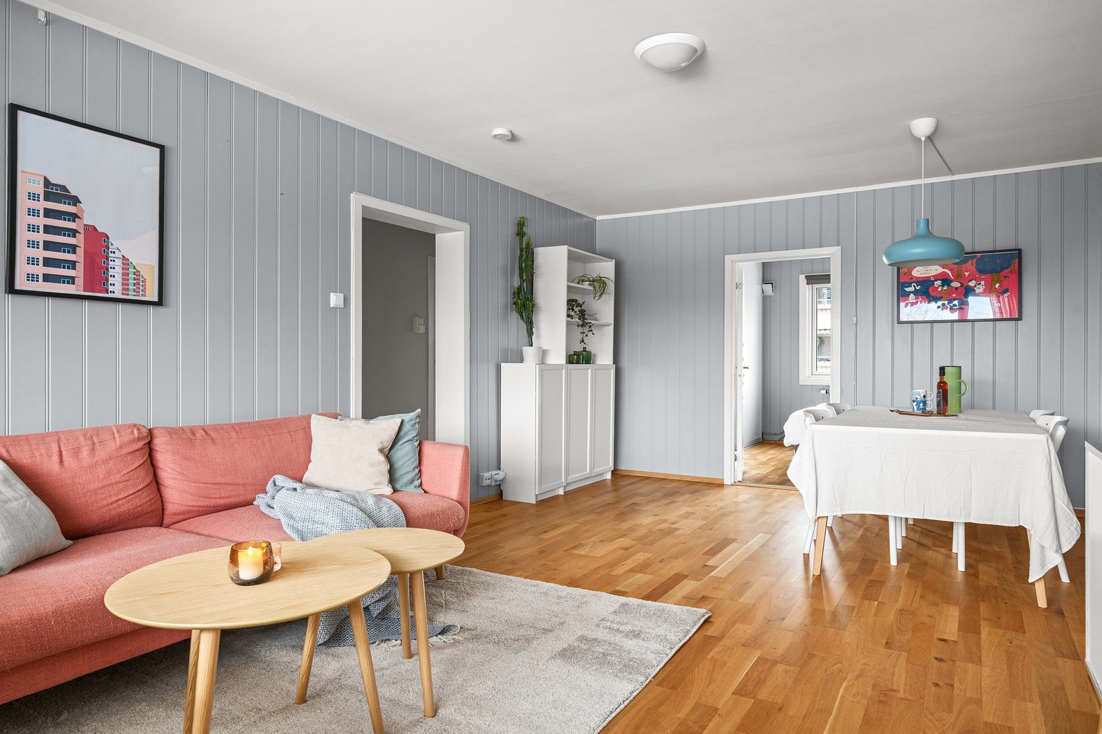 Leiligheten har en gjennomgående planløsning som gir lys og romfølelse fra start til slutt. Dagslyset strømmer naturlig gjennom hele boligen. Galleribilde