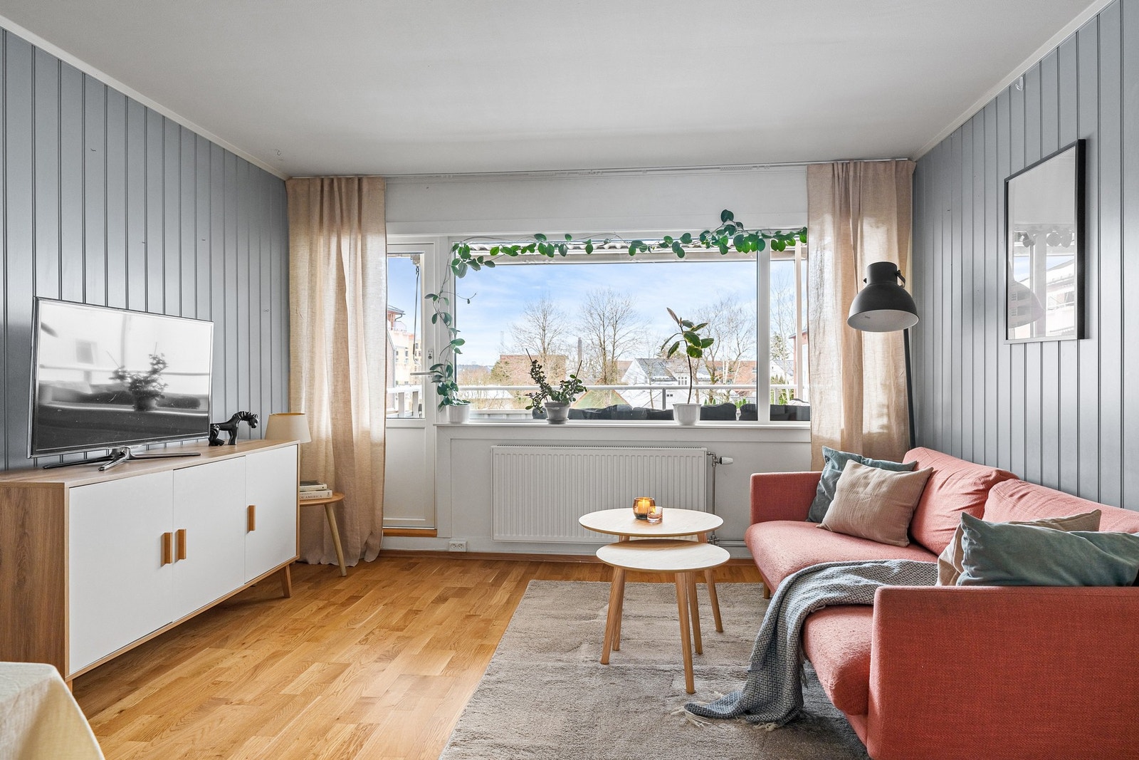 Stuen byr på en lys og behagelig atmosfære, med plass til både avslapping og hyggelige sammenkomster. Galleribilde