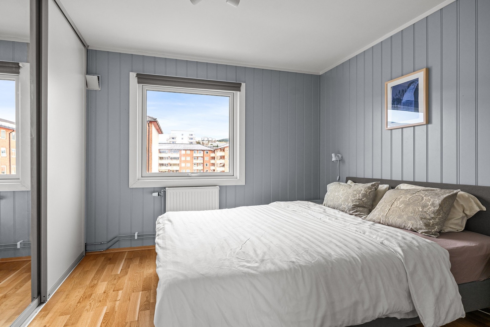 Hovedsoverommet er av svært god størrelse, med god plass til dobbeltseng og annet ønskelig møblement. Galleribilde