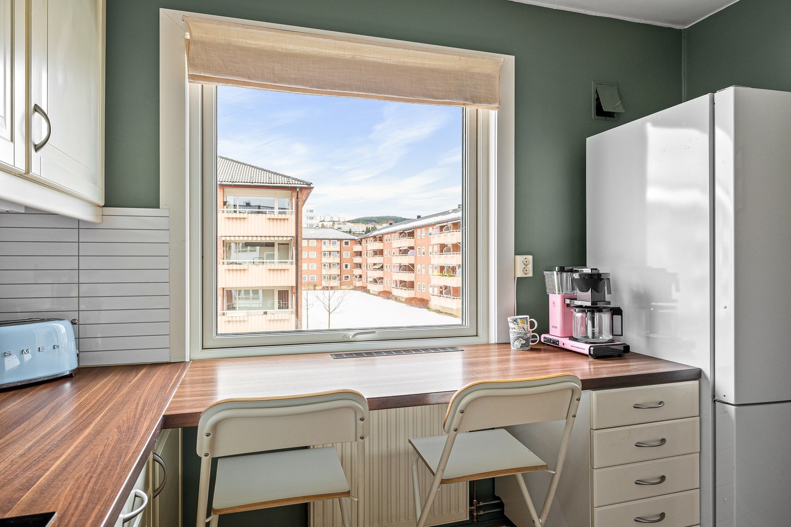 Den lune kroken ved vinduet blir et perfekt sted å nyte morgenkaffen. Galleribilde