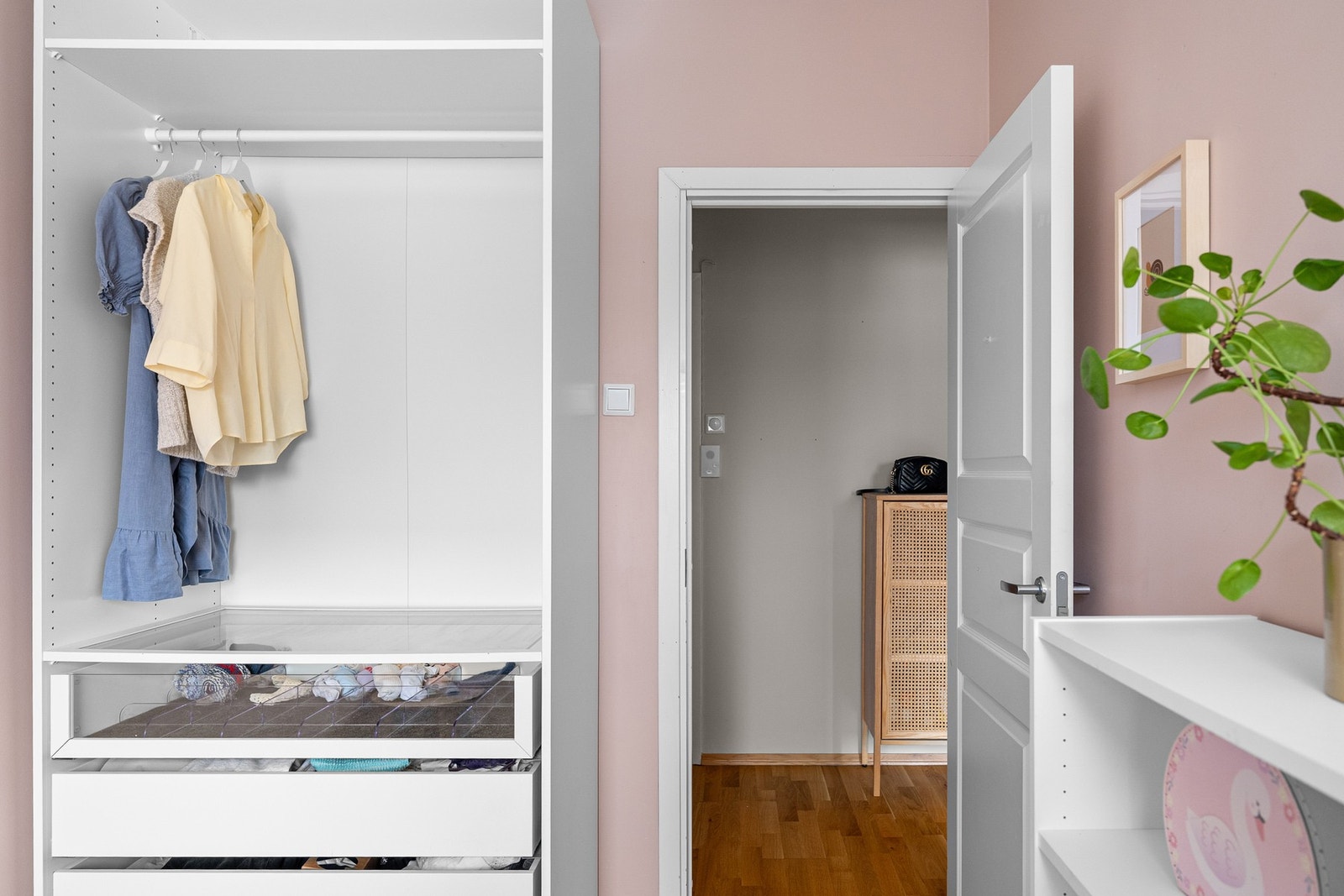 Rommet passer perfekt som barnerom, gjesterom eller hjemmekontor, alt etter eget ønske. Galleribilde