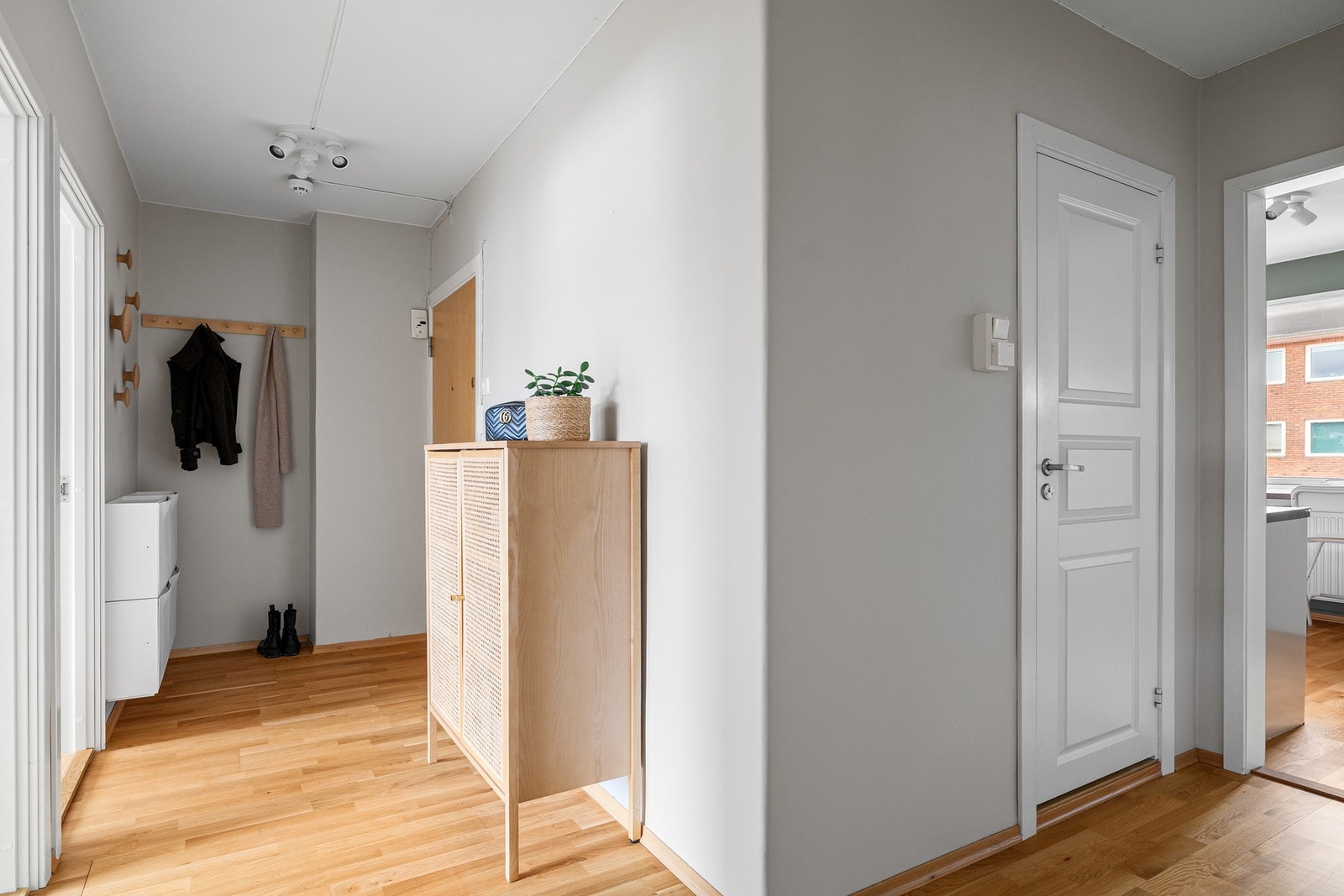 Lys og innbydende entré som binder alle rommene fint sammen. Galleribilde