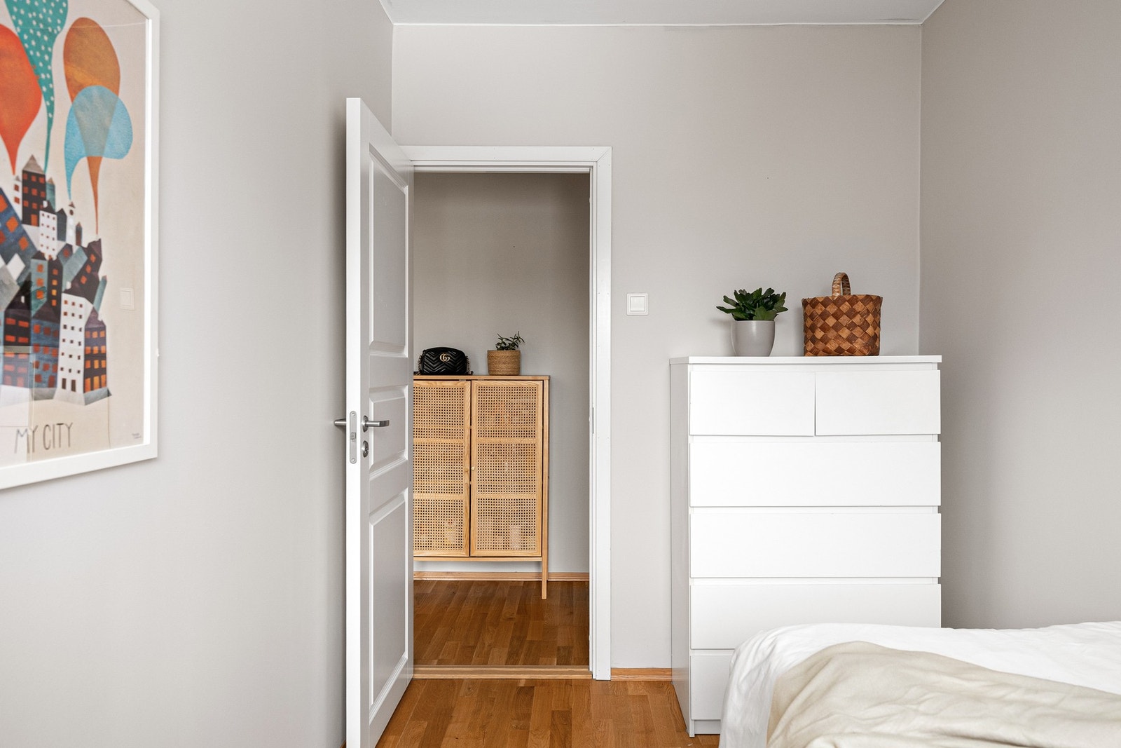 Det er plass til garderobeskap. Galleribilde