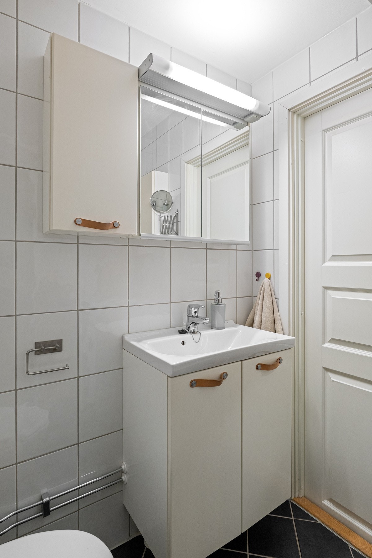 Badet har opplegg for vaskemaskin og varmekabler i gulv. Galleribilde