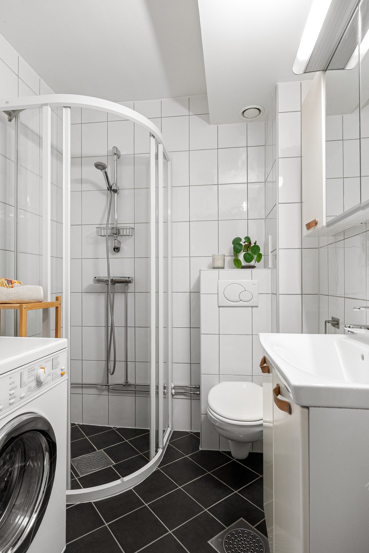 Pent, flislagt bad rehabilitert av borettslaget i 2007. Galleribilde