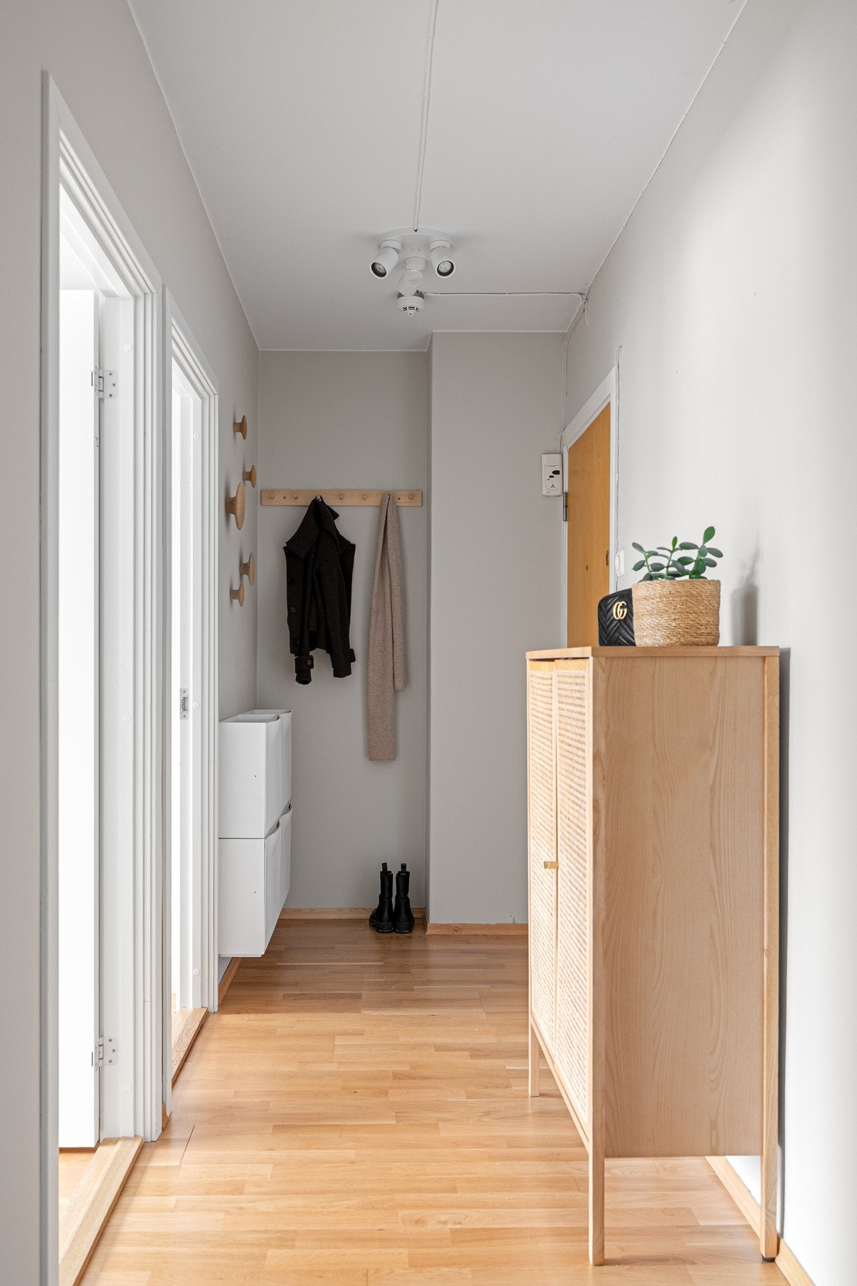 Det er plass for å henge fra seg yttertøy i entréen. Galleribilde