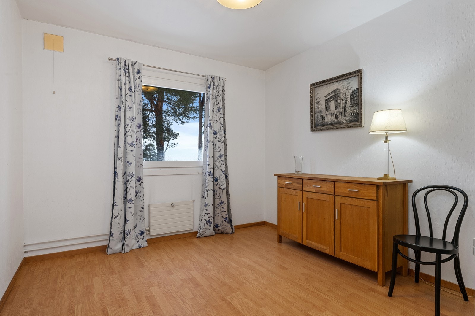 Lyst soverom med vindu som gir godt med dagslys. Galleribilde