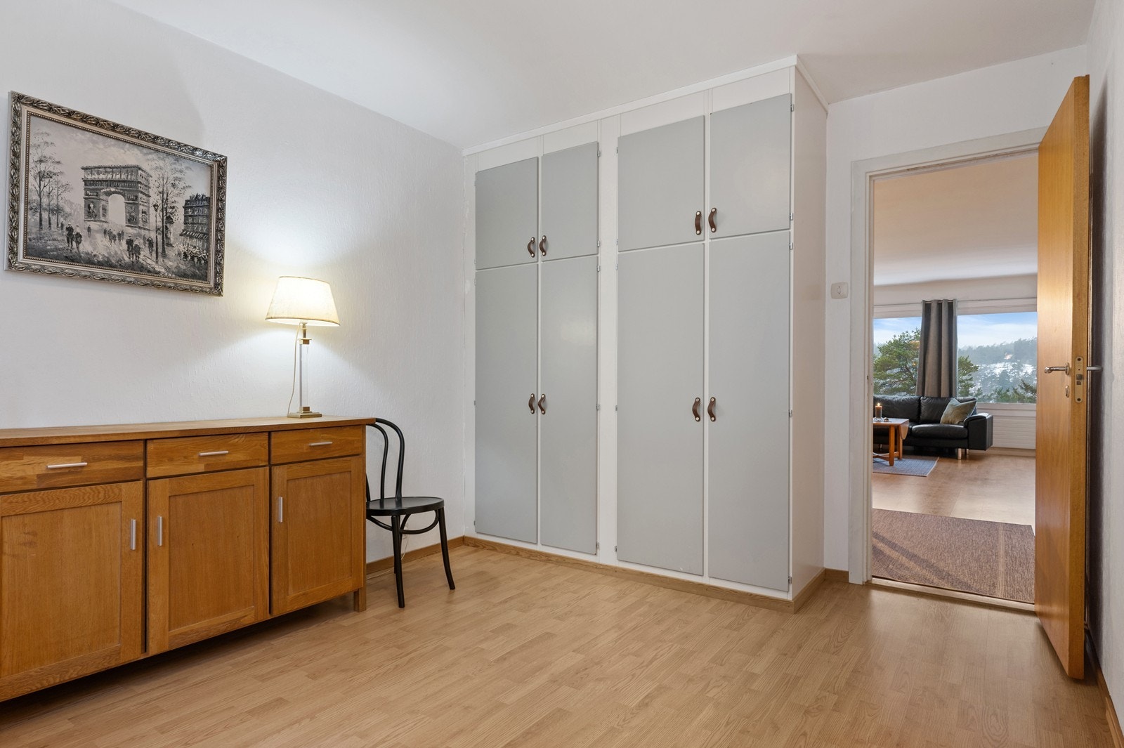 Soverom med god plass til seng, garderobe og øvrig møblement. Galleribilde