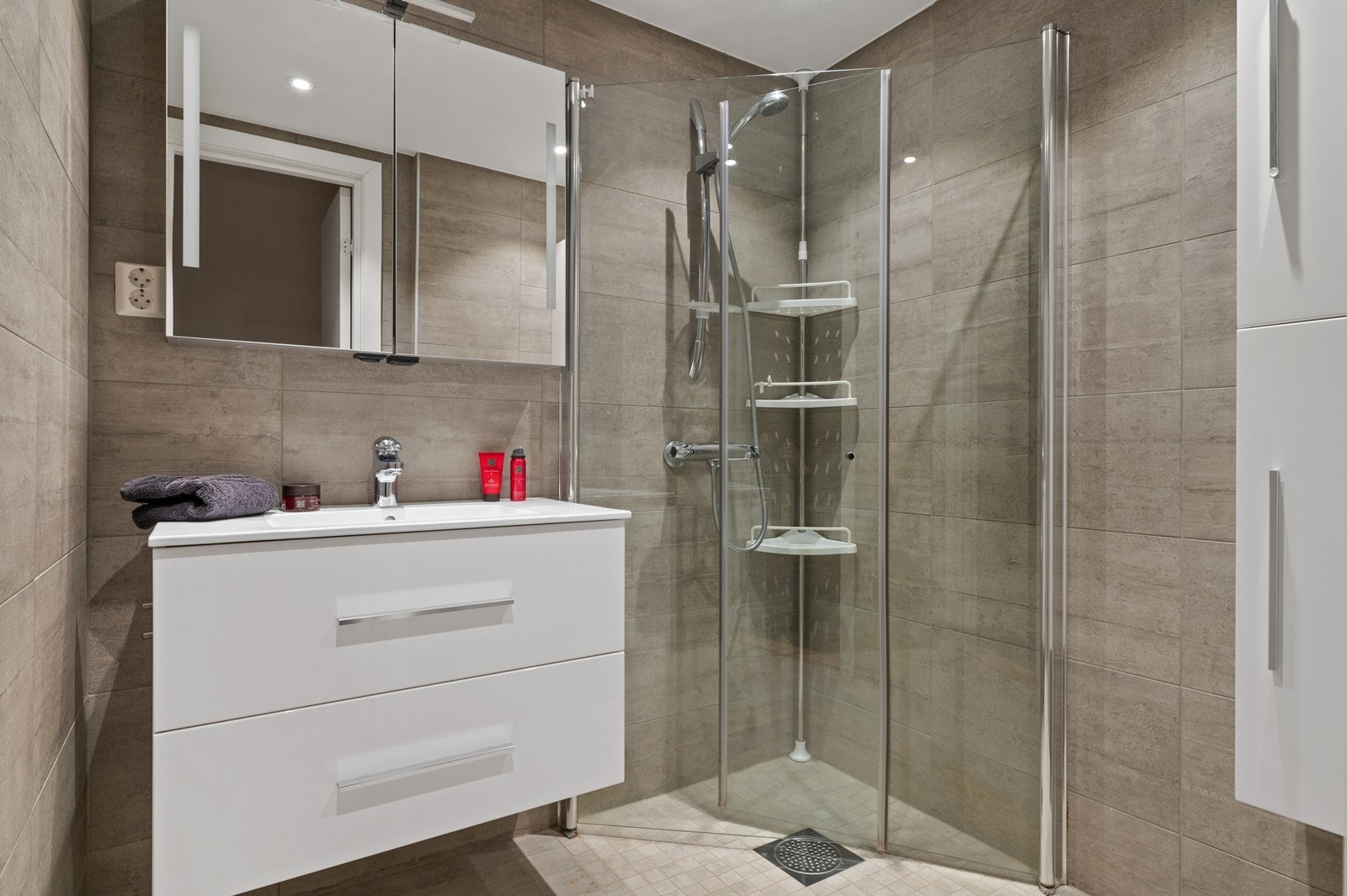 Moderne baderom som er pusset opp i regi av borettslaget Galleribilde