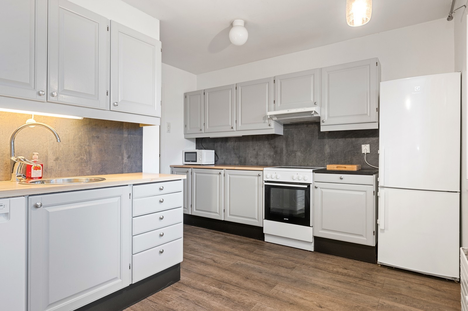 Kjøkkeninnredning med klassisk utforming og funksjonell løsning. Galleribilde