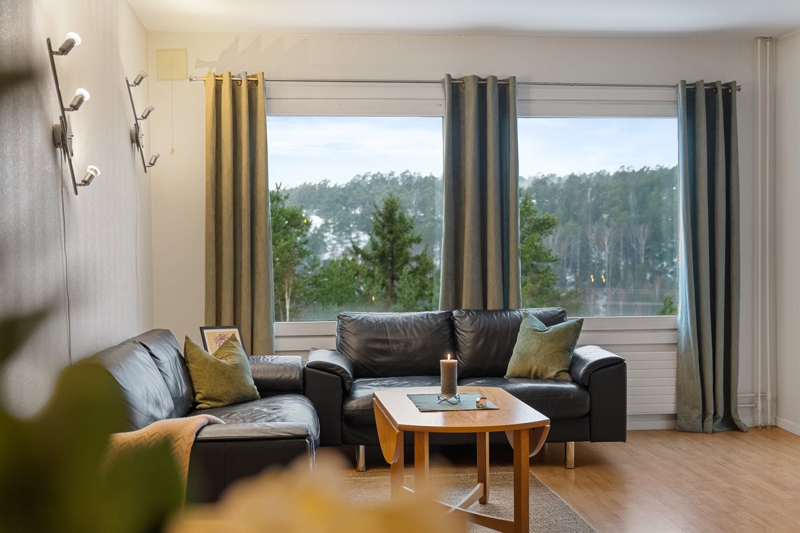 Flott utsyn fra vinduene i stuen Galleribilde