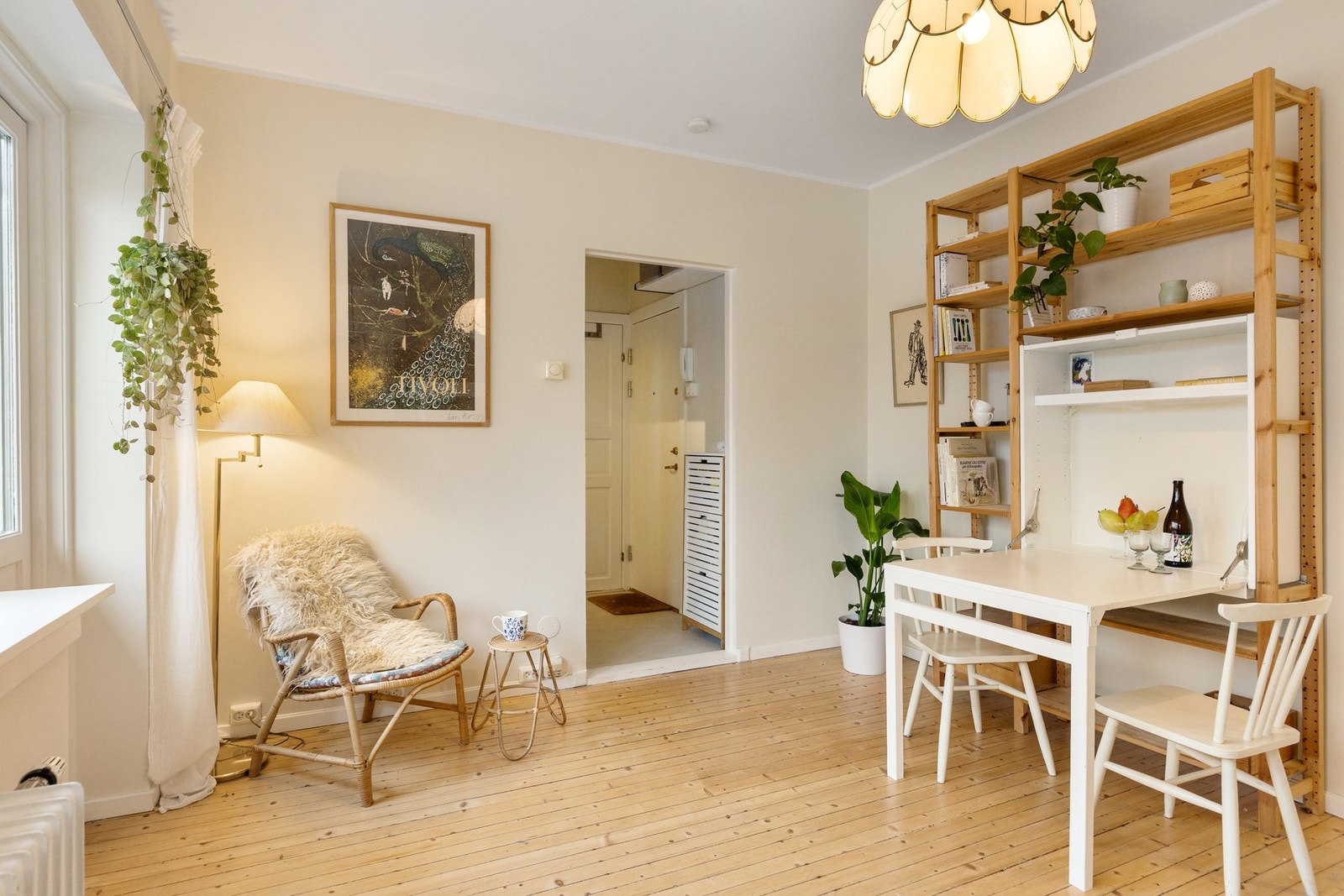 Her har du flotte, originale tregulv i stue og entré. Galleribilde