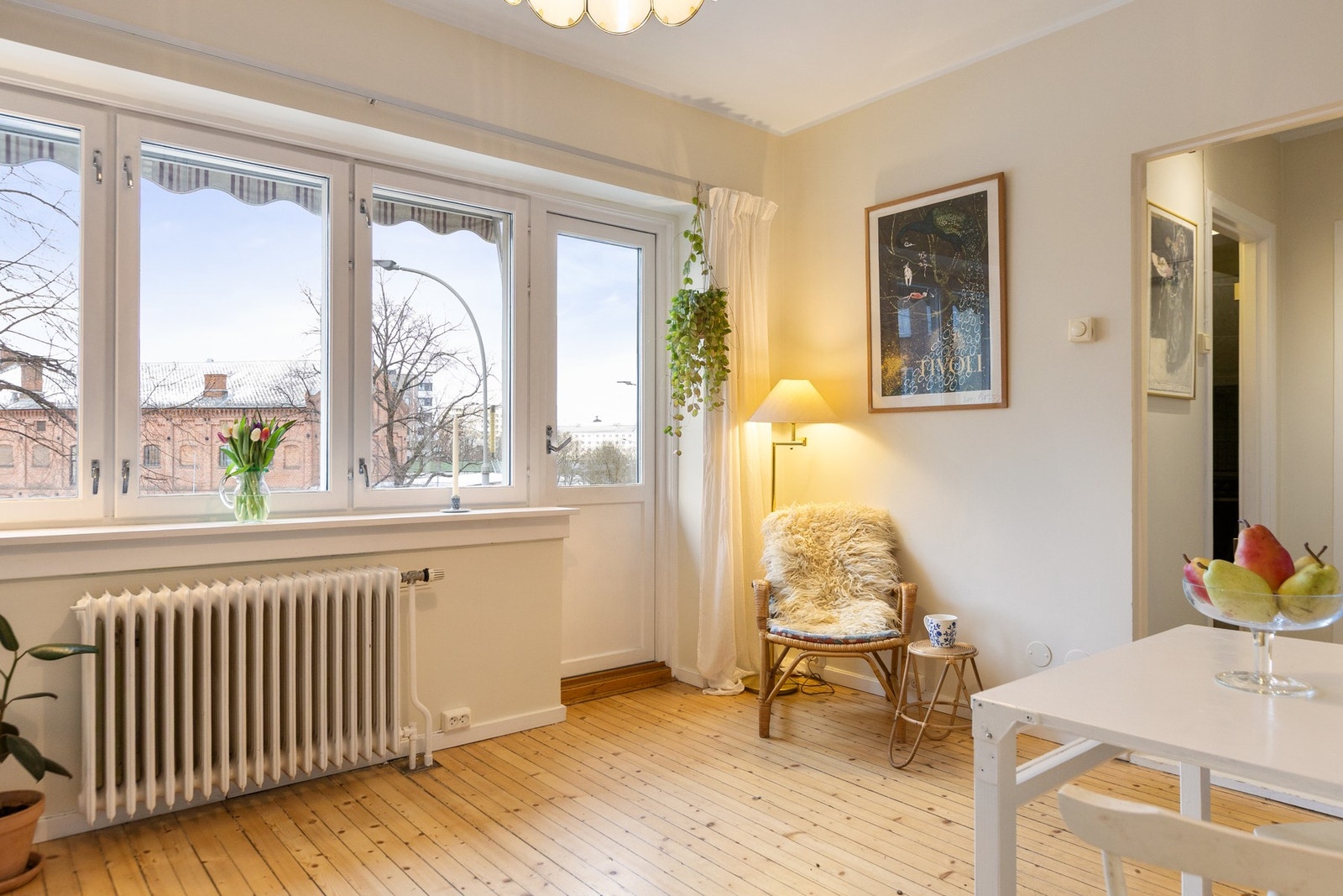 Stor vindusflate med brede karmer slipper inn godt med dagslys og sørger for en god atmosfære. Galleribilde