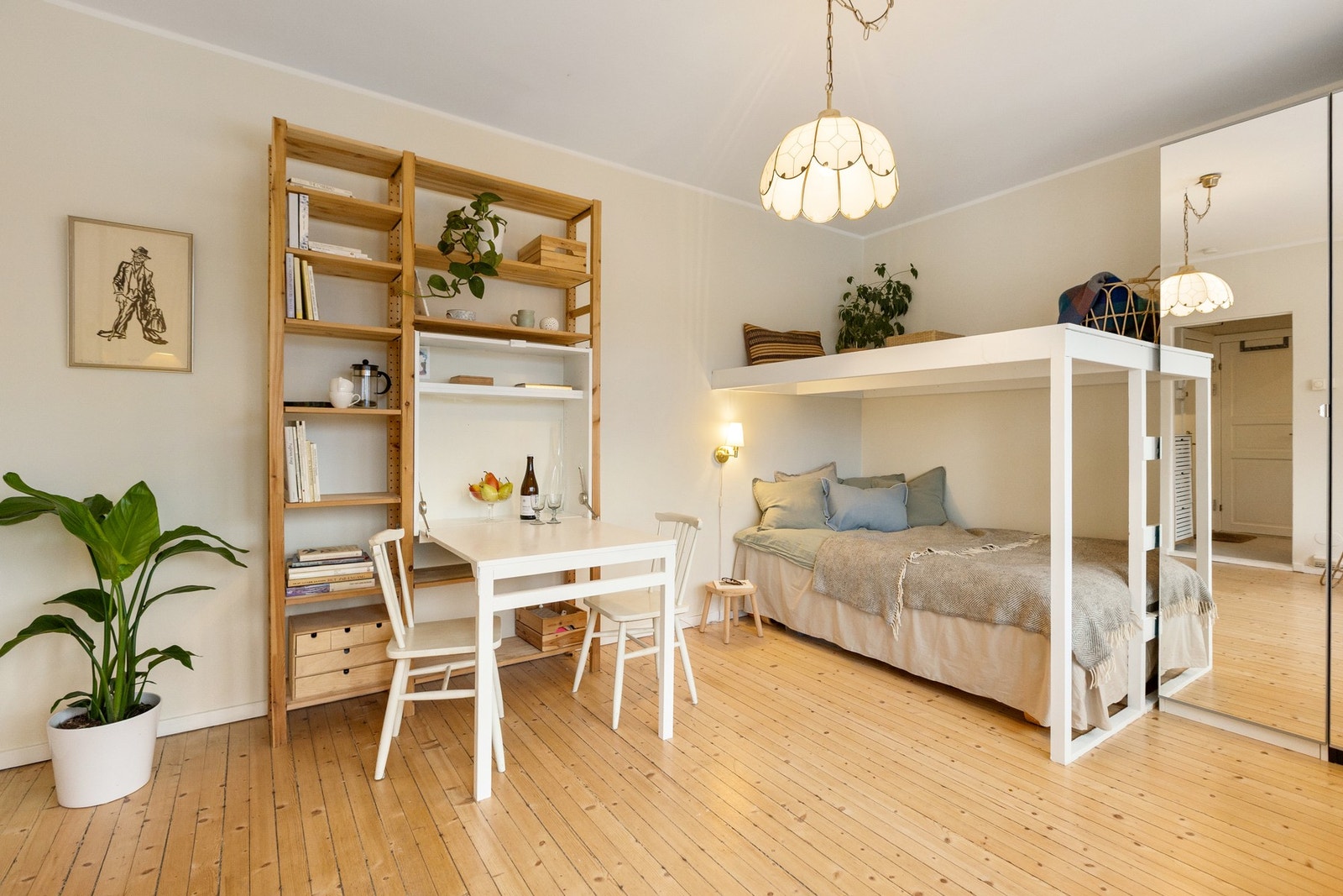 En meget pen og lys 1-roms med solrik balkong i 2. etasje. Galleribilde