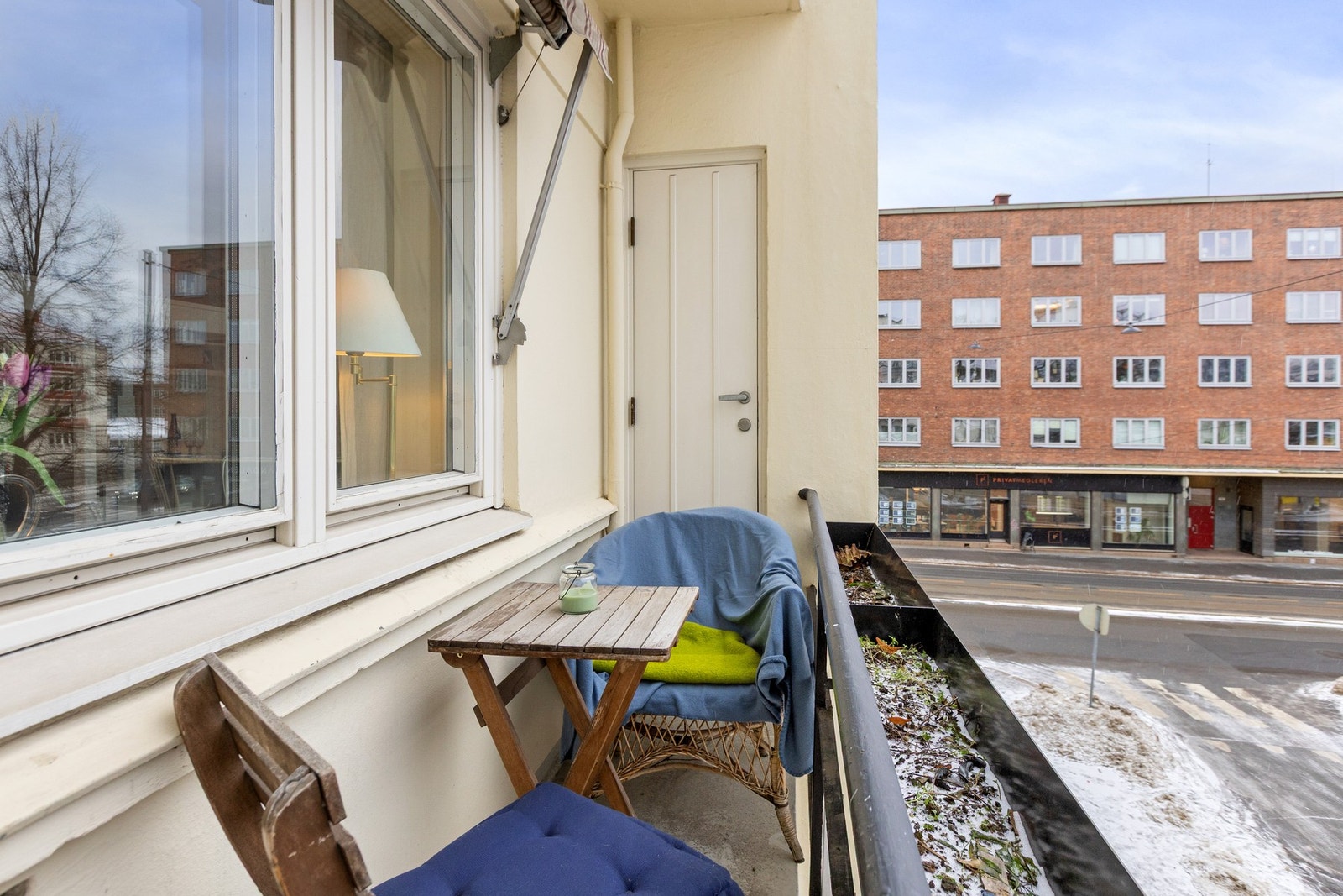 Fra stuen har du direkte tilgang til sydvestvendt balkong med meget gode solforhold fra formiddag til kveld om sommeren. Galleribilde