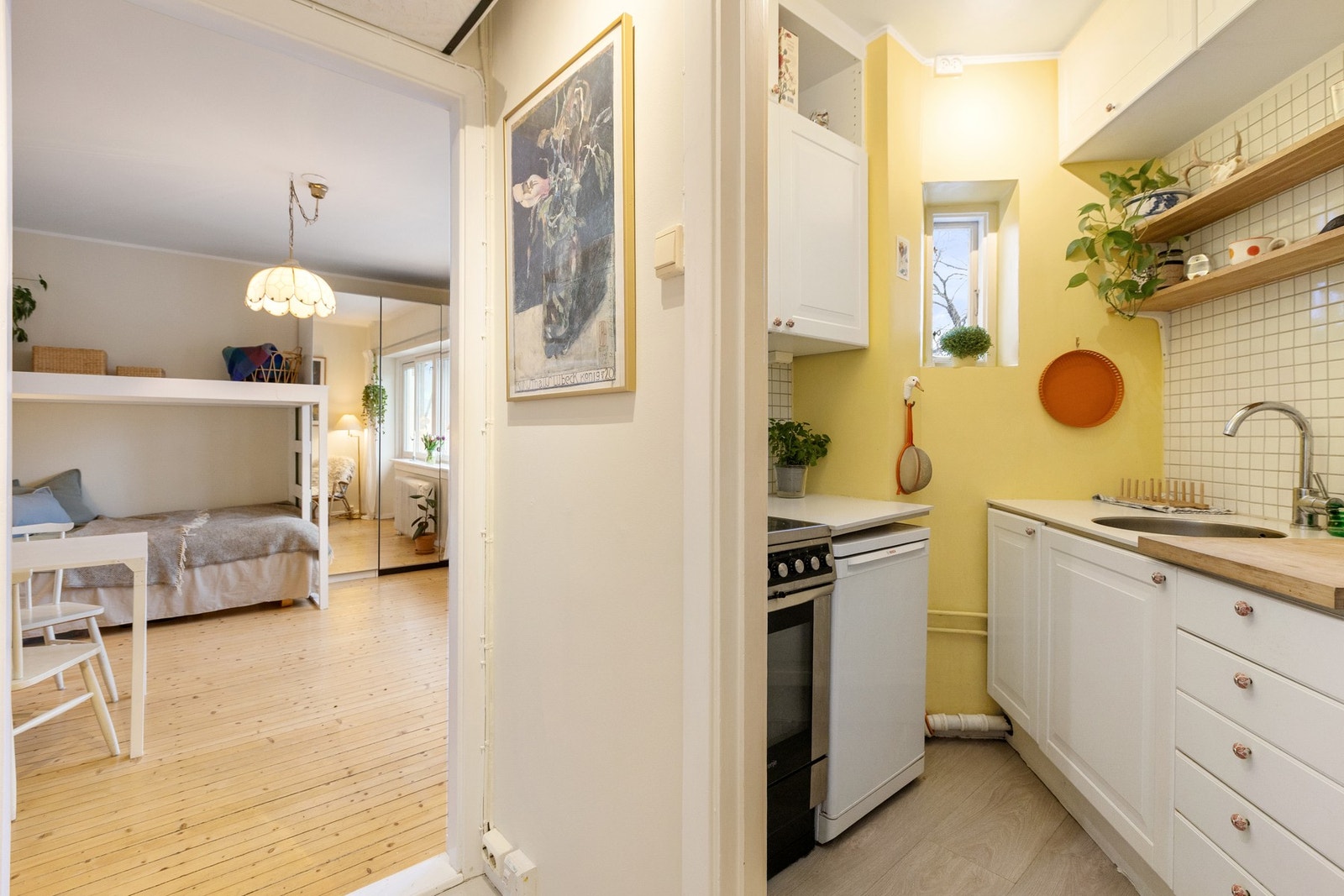 Videre har leiligheten praktisk separat kjøkken med kjøkkeninnredning fra 2008. Galleribilde