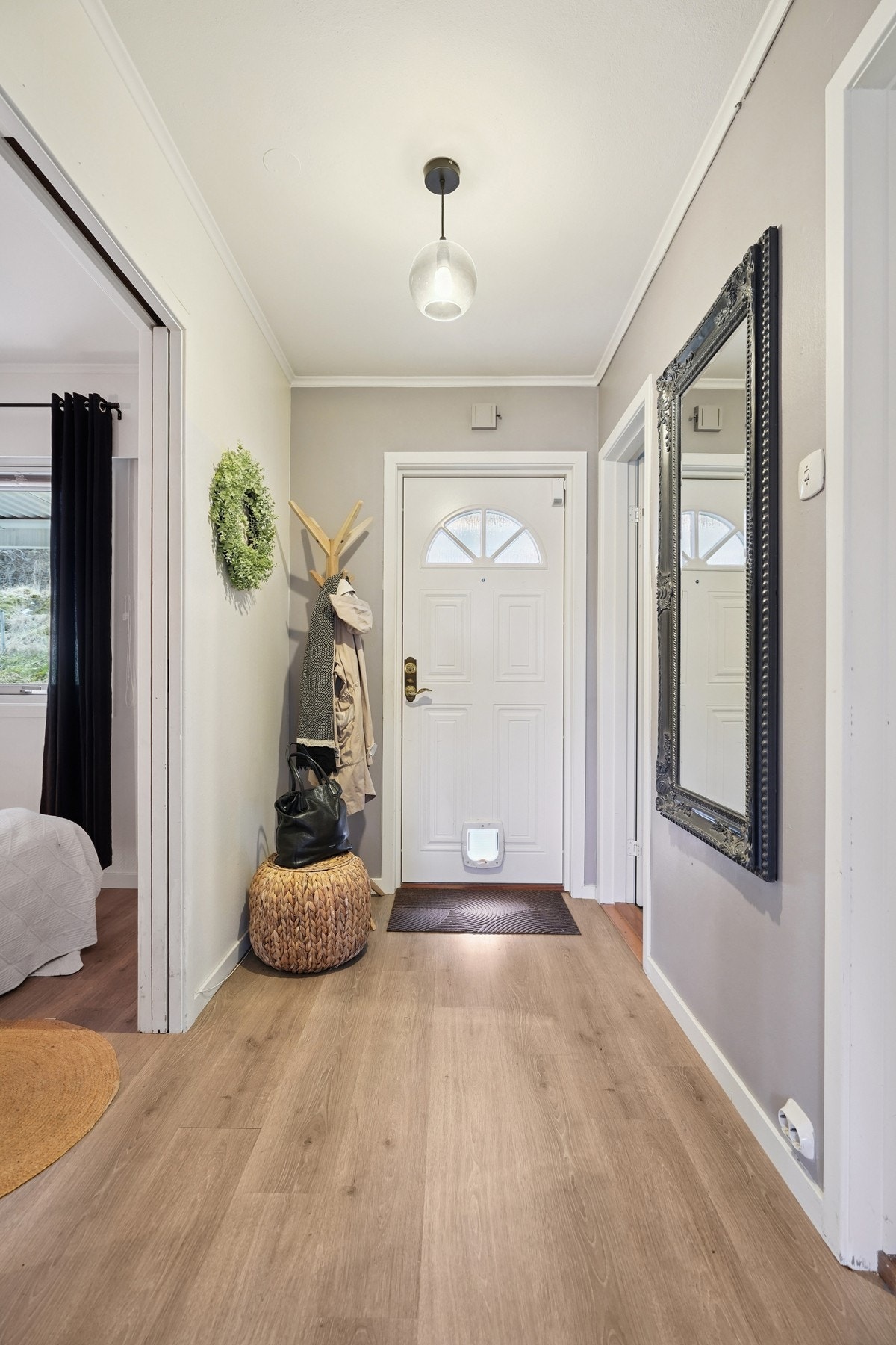 Entréen er av god størrelse, og kan enkelt innredes med skohylle og knaggrekke om ønskelig. Galleribilde