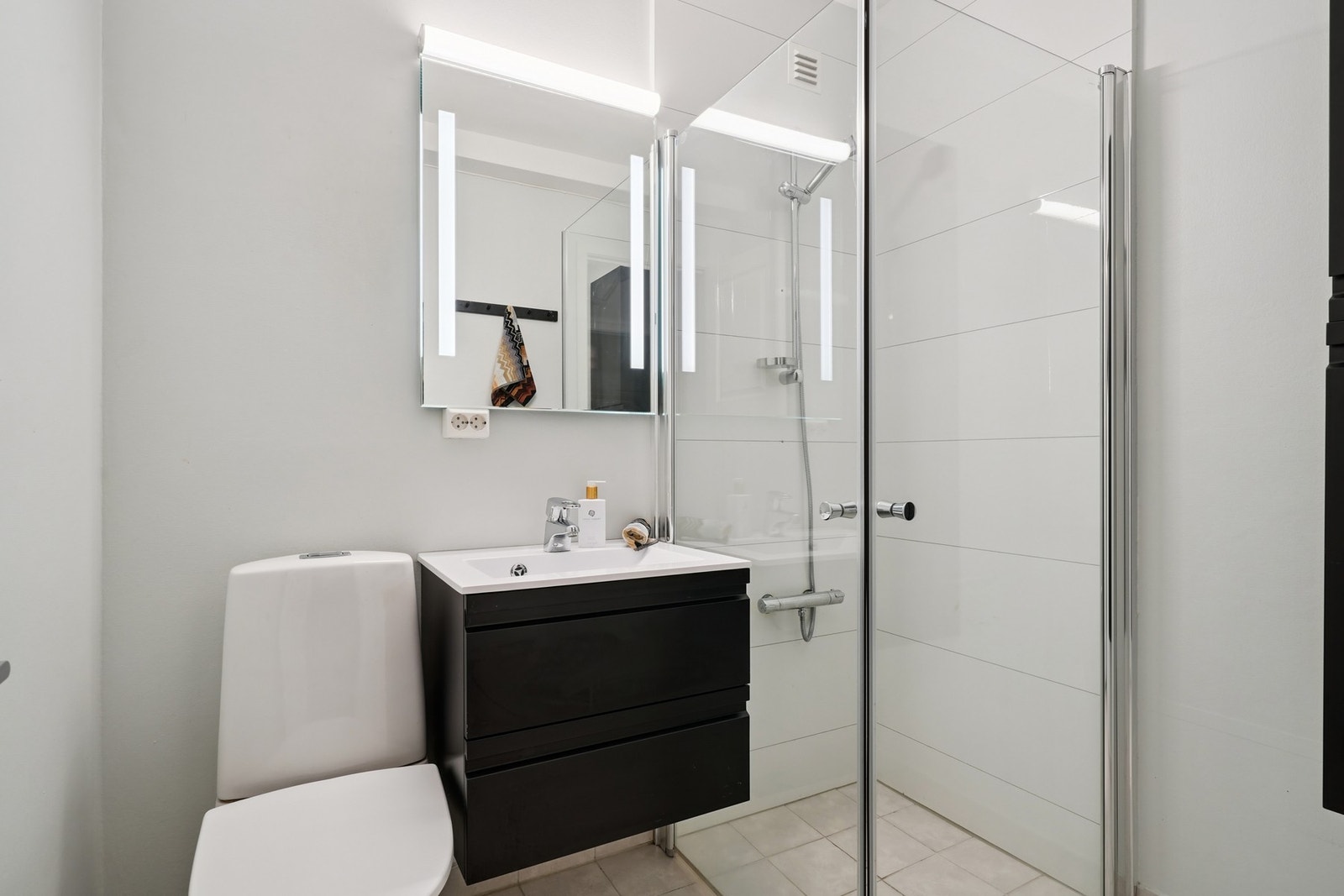 Badet har flislagt gulv med elektriske varmekabler Galleribilde