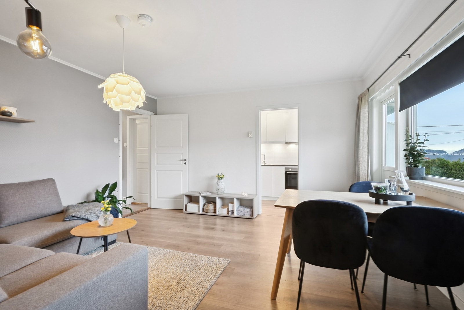 God plass til en romslig sofagrupppe - Galleribilde