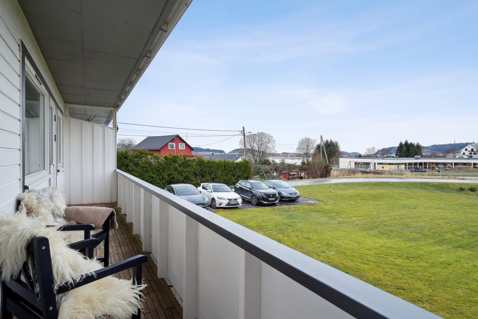 Fra stuen er det utgang til en overbygd nordvendt veranda på 10 kvm, og her nyter du kveldssolen lenge. Galleribilde