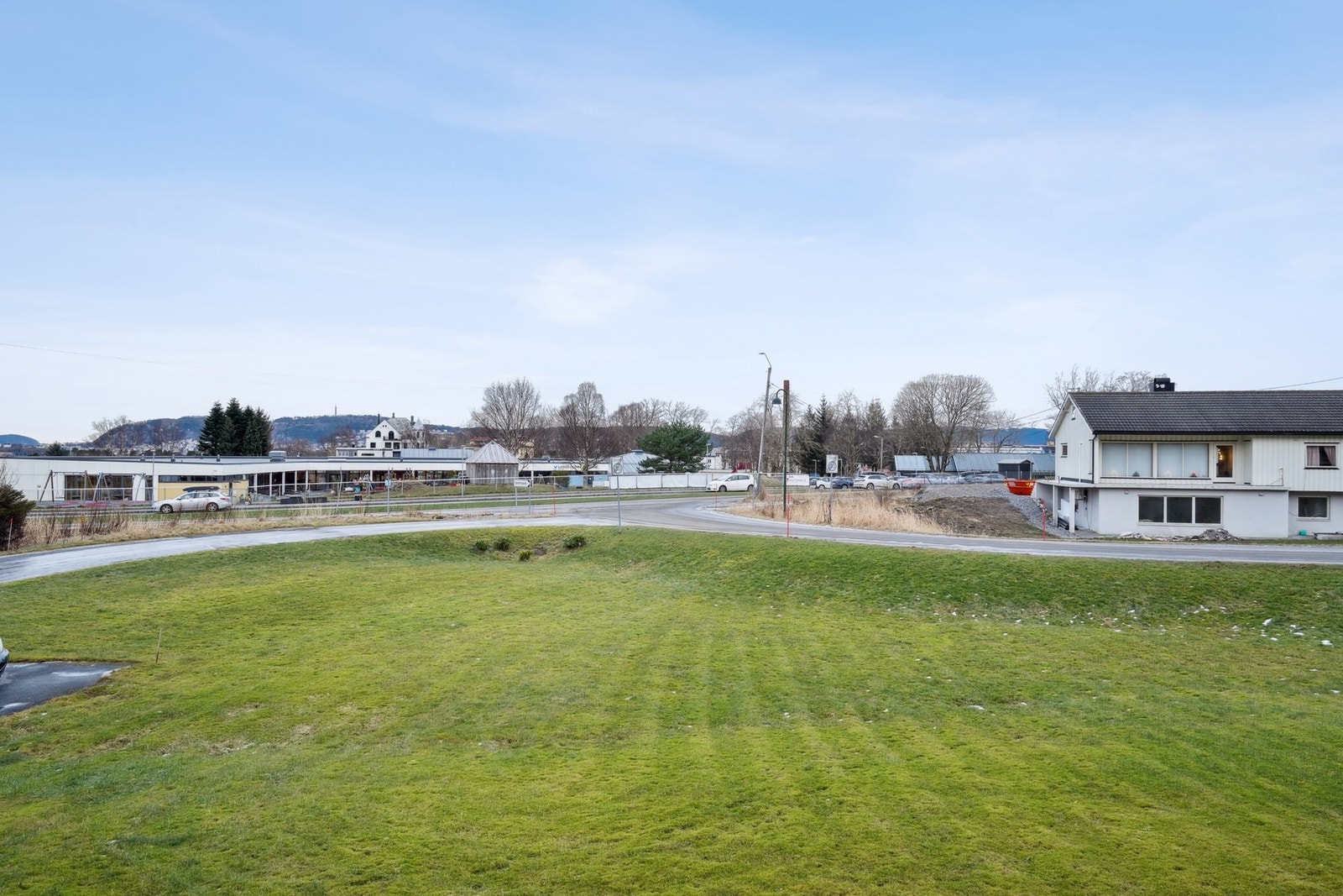 Leiligheten har gåavstand til Langevåg sentrum som har et rikholdig servicetilbud. Kort avstand til flotte turmuligheter på Sulafjellet og rundt Vassetvatnet. Galleribilde