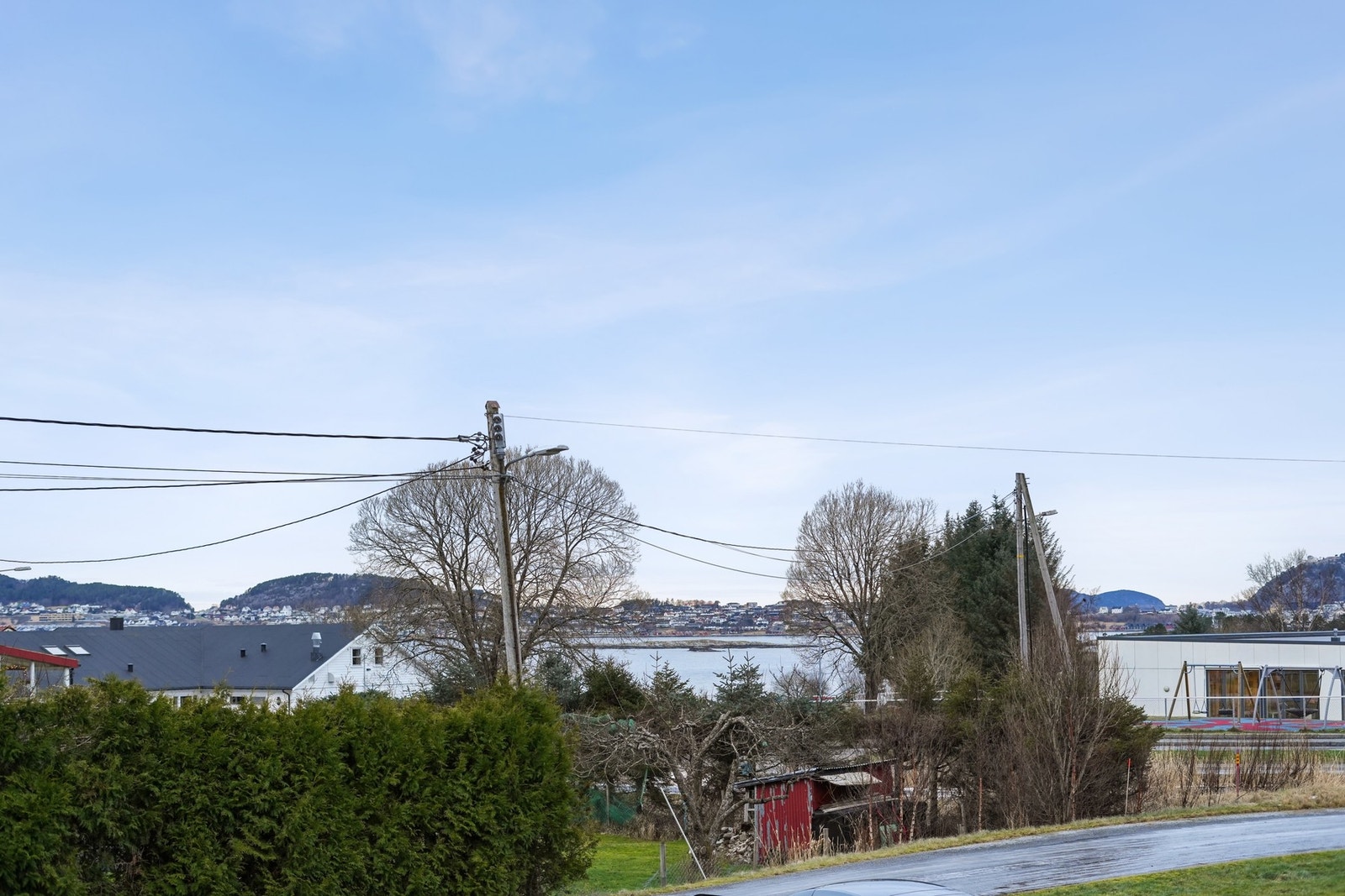 Herfra nyter man fin utsikt mot nærområdet, Hessa og Byfjellet Aksla. Galleribilde