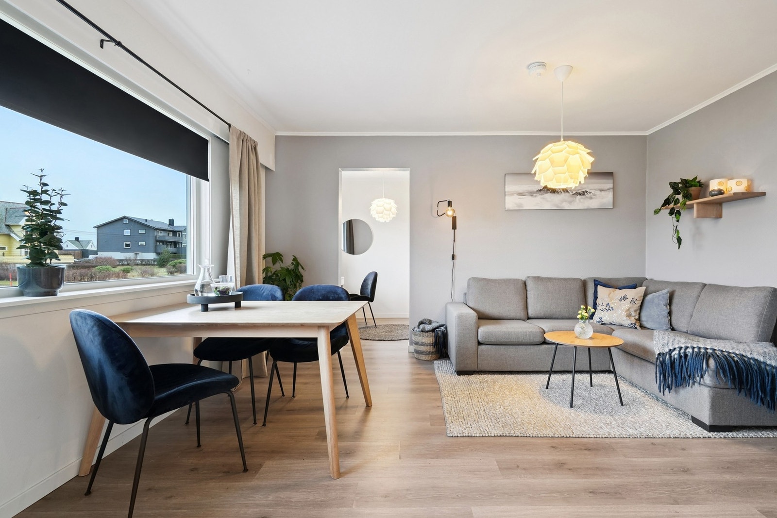 I 2019 ble leilighetens vegger og tak malt i lyse fargetoner. Galleribilde